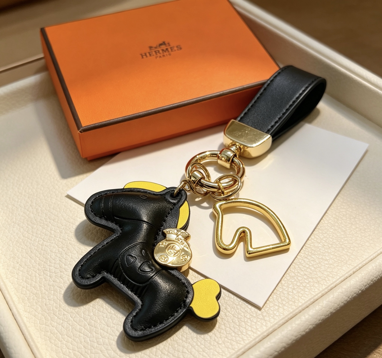 Hermes Rodeo Horse Money Bag Charm Portachiavi Ciondolo Pelle nera con accenti gialli Hardware in metallo color oro Lunghezza totale 12 cm