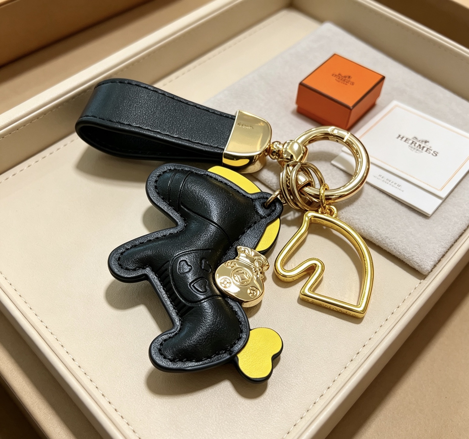 Hermes Rodeo Horse Money Bag Charm Portachiavi Ciondolo Pelle nera con accenti gialli Hardware in metallo color oro Lunghezza totale 12 cm