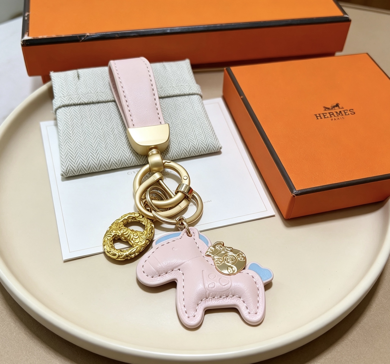 Ciondolo Hermes Rodeo Pony Key Pelle rosa chiaro con accenti azzurri Hardware in metallo color oro Lunghezza totale 12 cm
