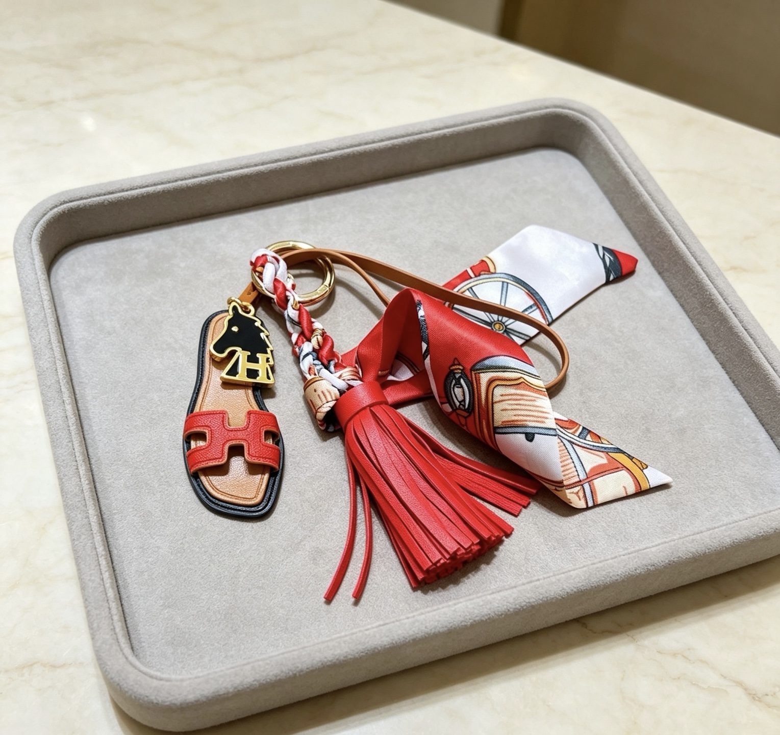 Hermes Oran Sandal Tassel Twilly Bag Charm pendentif Métal doré cuir beige cuir rouge émail noir blanc rouge soie imprimée multicolore 12 cm longueur totale