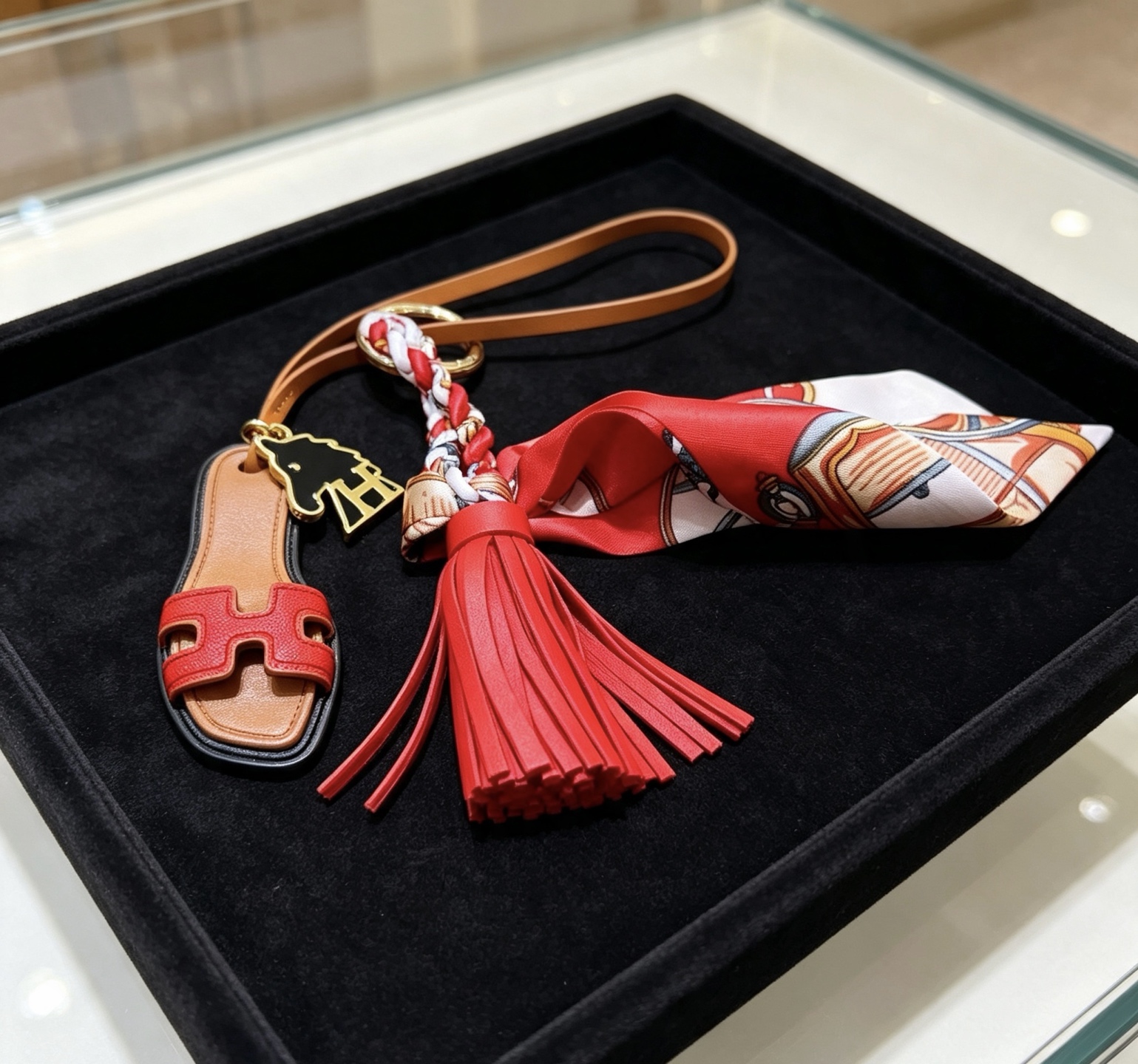 Hermes Oran Sandal Tassel Twilly Bag Charm pendentif Métal doré cuir beige cuir rouge émail noir blanc rouge soie imprimée multicolore 12 cm longueur totale