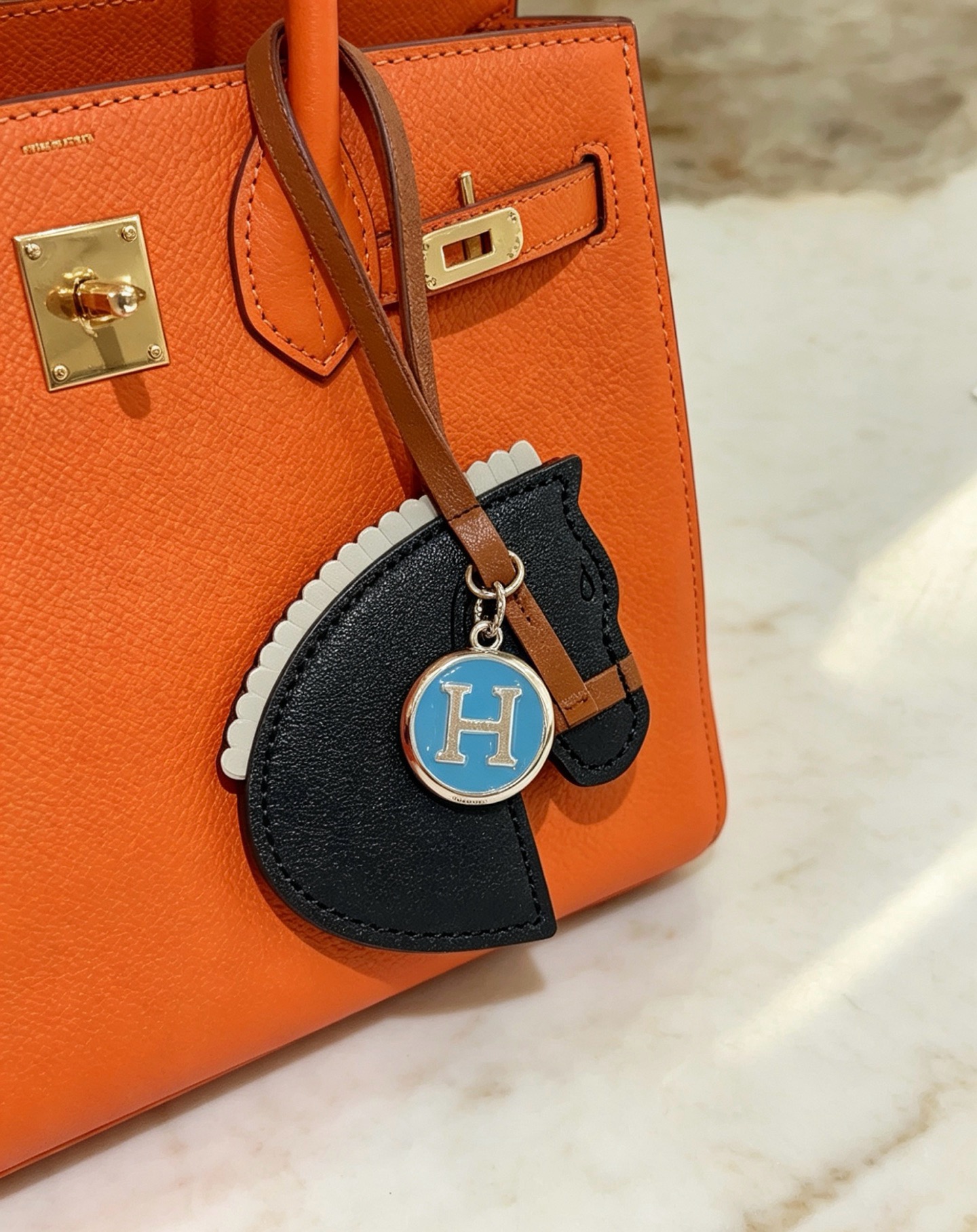 Ciondolo per borsa Hermes Cheval con testa di cavallo con pendente a medaglione con logo H Pelle grigio chiaro marrone chiaro con metallo argentato e logo H in smalto blu Lunghezza cinturino in pelle 12 cm