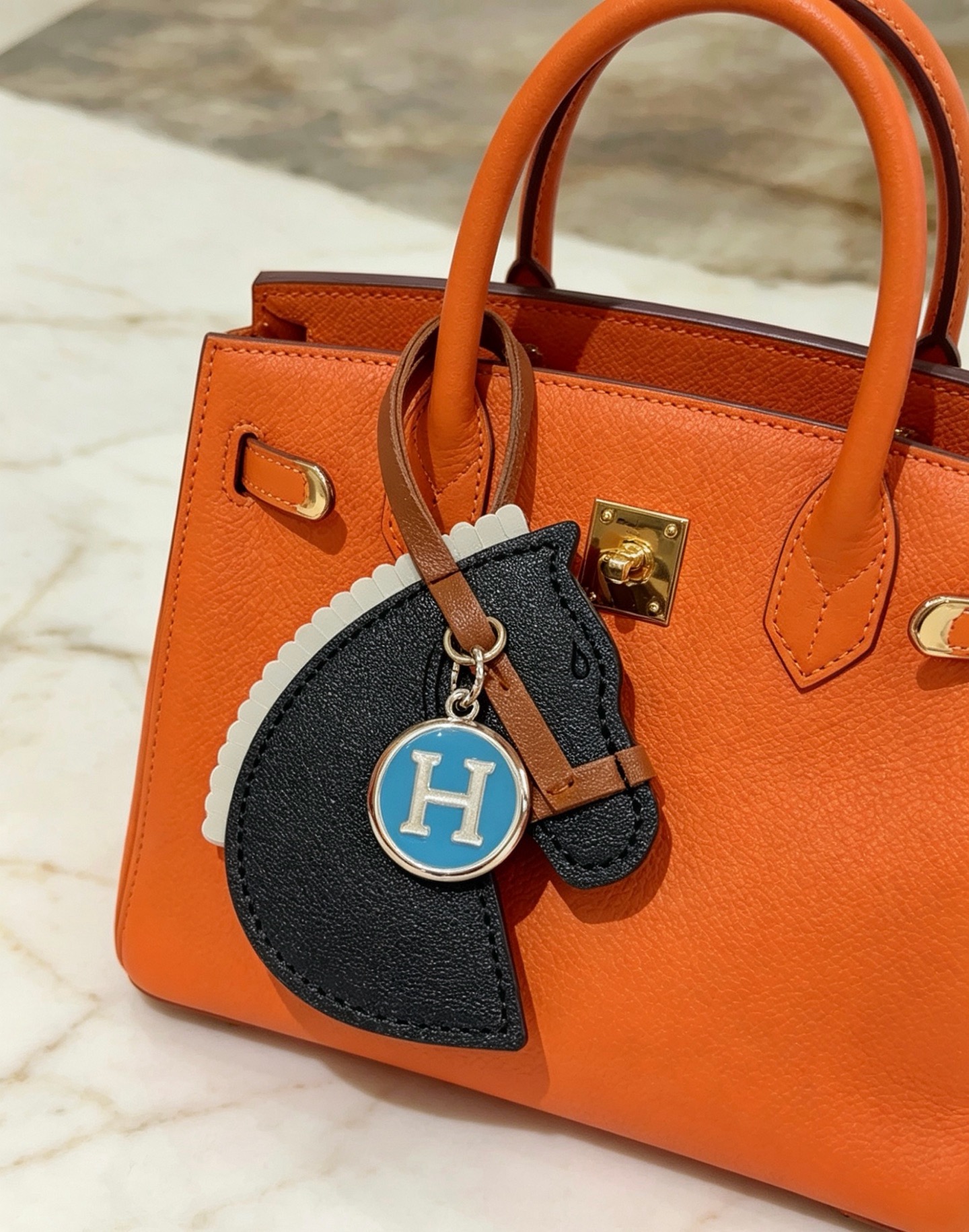 Ciondolo per borsa Hermes Cheval con testa di cavallo con pendente a medaglione con logo H Pelle grigio chiaro marrone chiaro con metallo argentato e logo H in smalto blu Lunghezza cinturino in pelle 12 cm