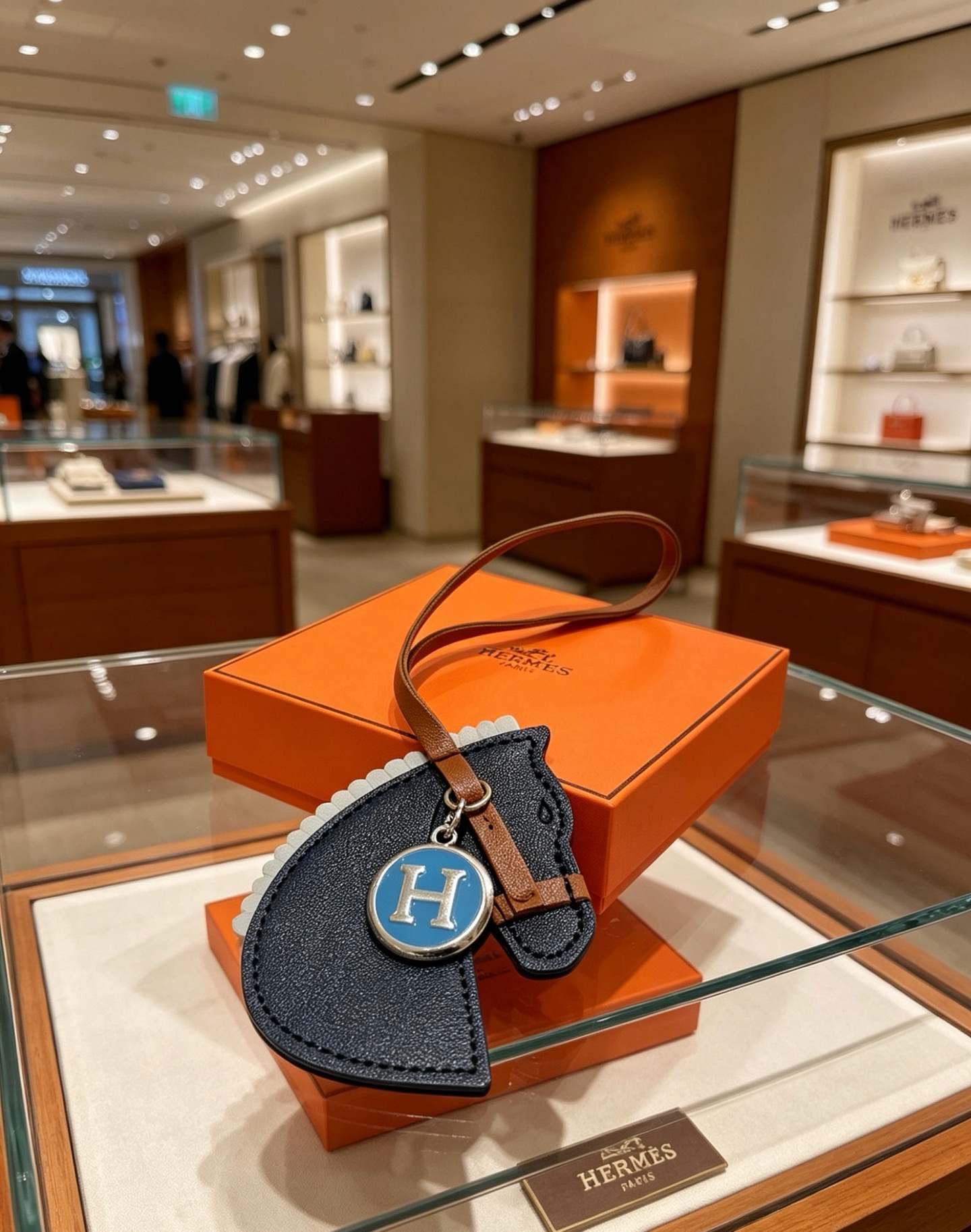 Ciondolo per borsa Hermes Cheval con testa di cavallo con pendente a medaglione con logo H Pelle grigio chiaro marrone chiaro con metallo argentato e logo H in smalto blu Lunghezza cinturino in pelle 12 cm