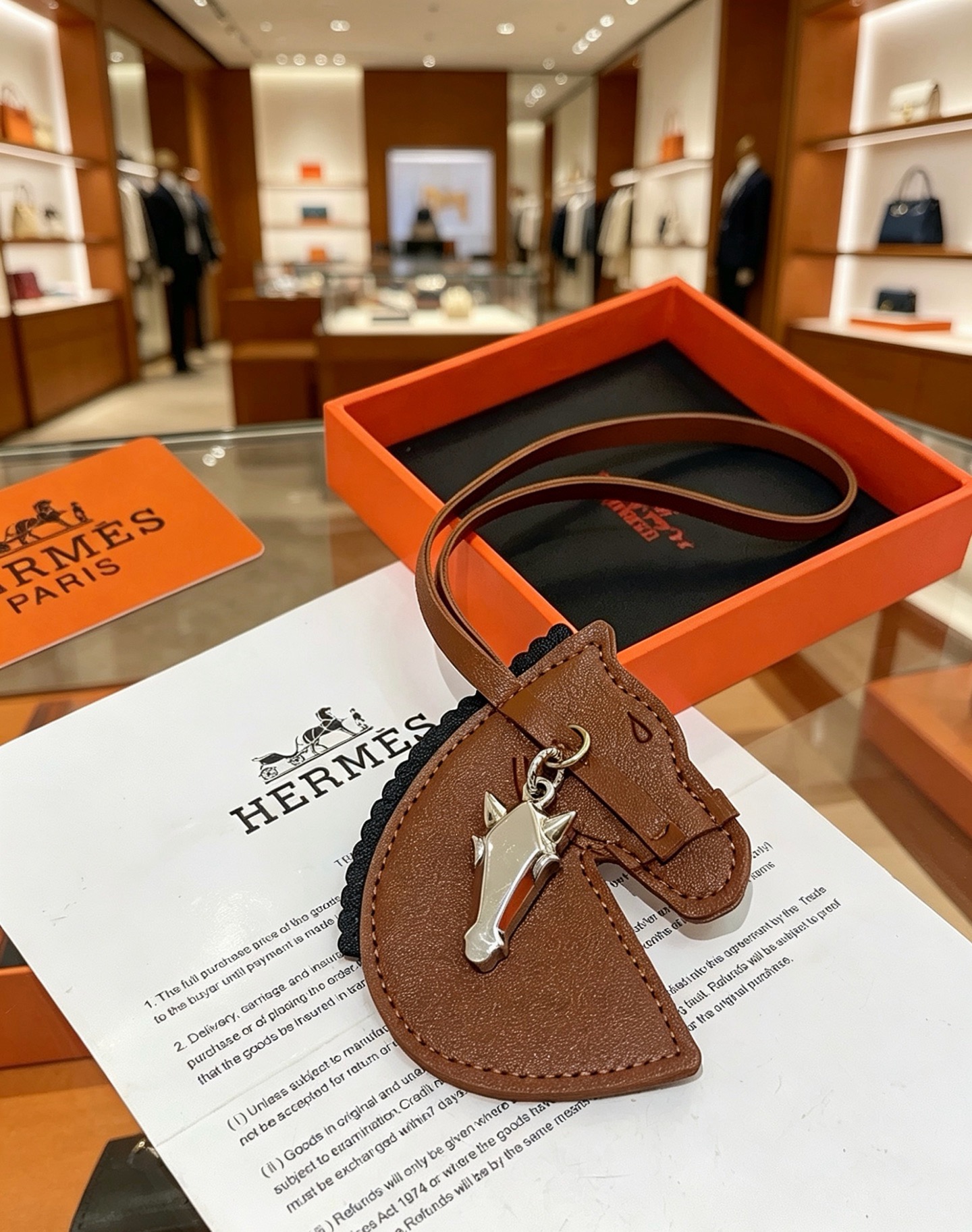 Hermes Geegee Horse Head Bag Charm colgante de cuero marrón con adornos negros, herrajes de metal en tono plateado, longitud de la correa de 12 cm
