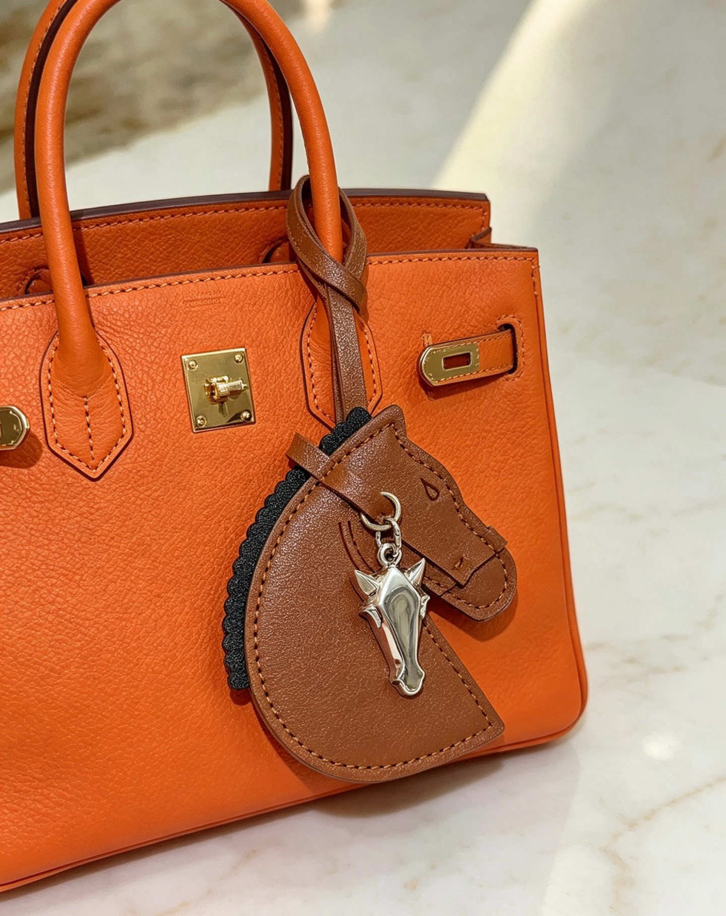 Hermes Geegee Horse Head Bag Charm colgante de cuero marrón con adornos negros, herrajes de metal en tono plateado, longitud de la correa de 12 cm
