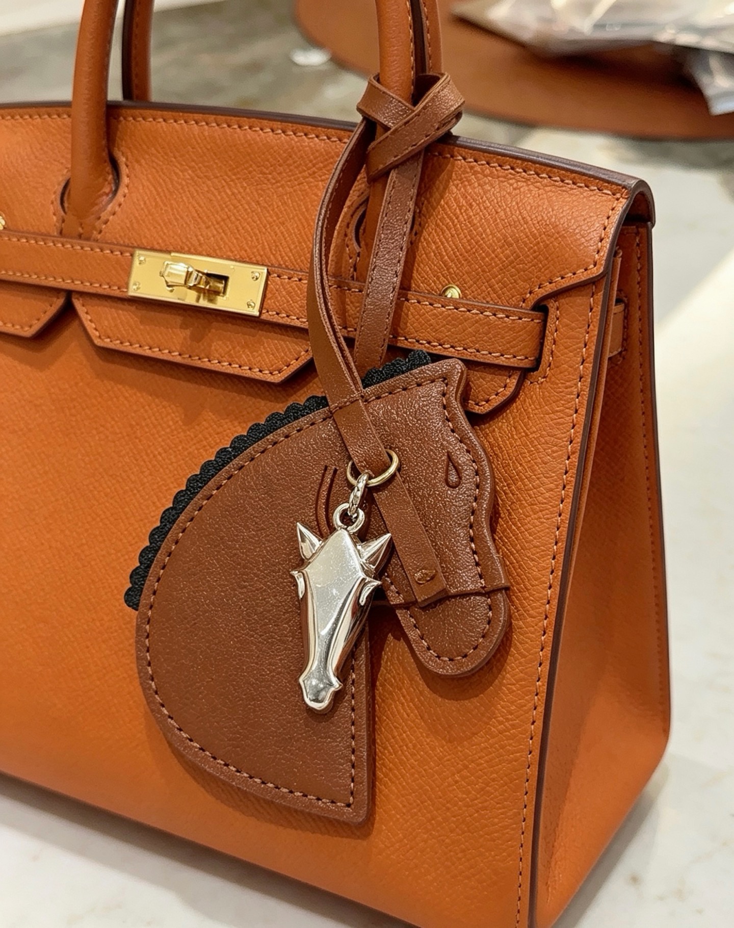 Hermes Geegee Horse Head Bag Charm colgante de cuero marrón con adornos negros, herrajes de metal en tono plateado, longitud de la correa de 12 cm