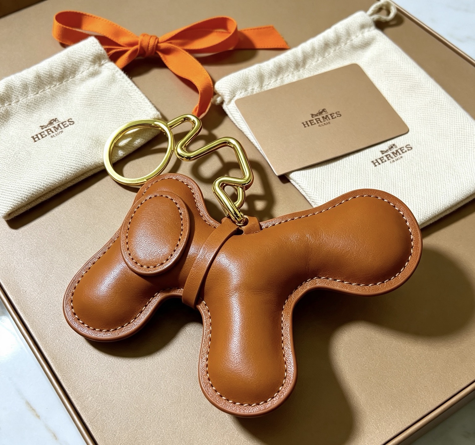 Ciondolo Hermes Buddy Dog in pelle, metallo tono oro, pelle liscia marrone chiaro, diametro portachiavi, lunghezza ciondolo 8 cm
