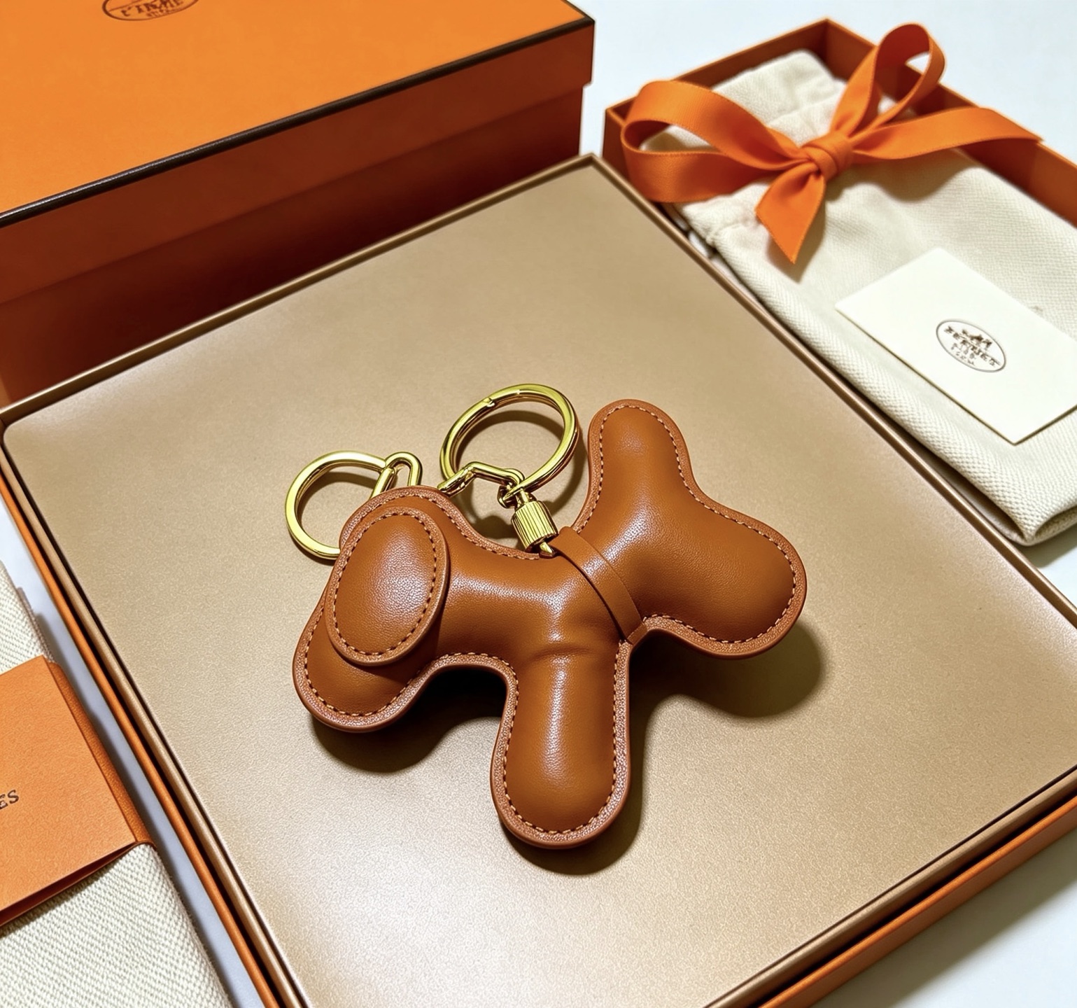 Ciondolo Hermes Buddy Dog in pelle, metallo tono oro, pelle liscia marrone chiaro, diametro portachiavi, lunghezza ciondolo 8 cm