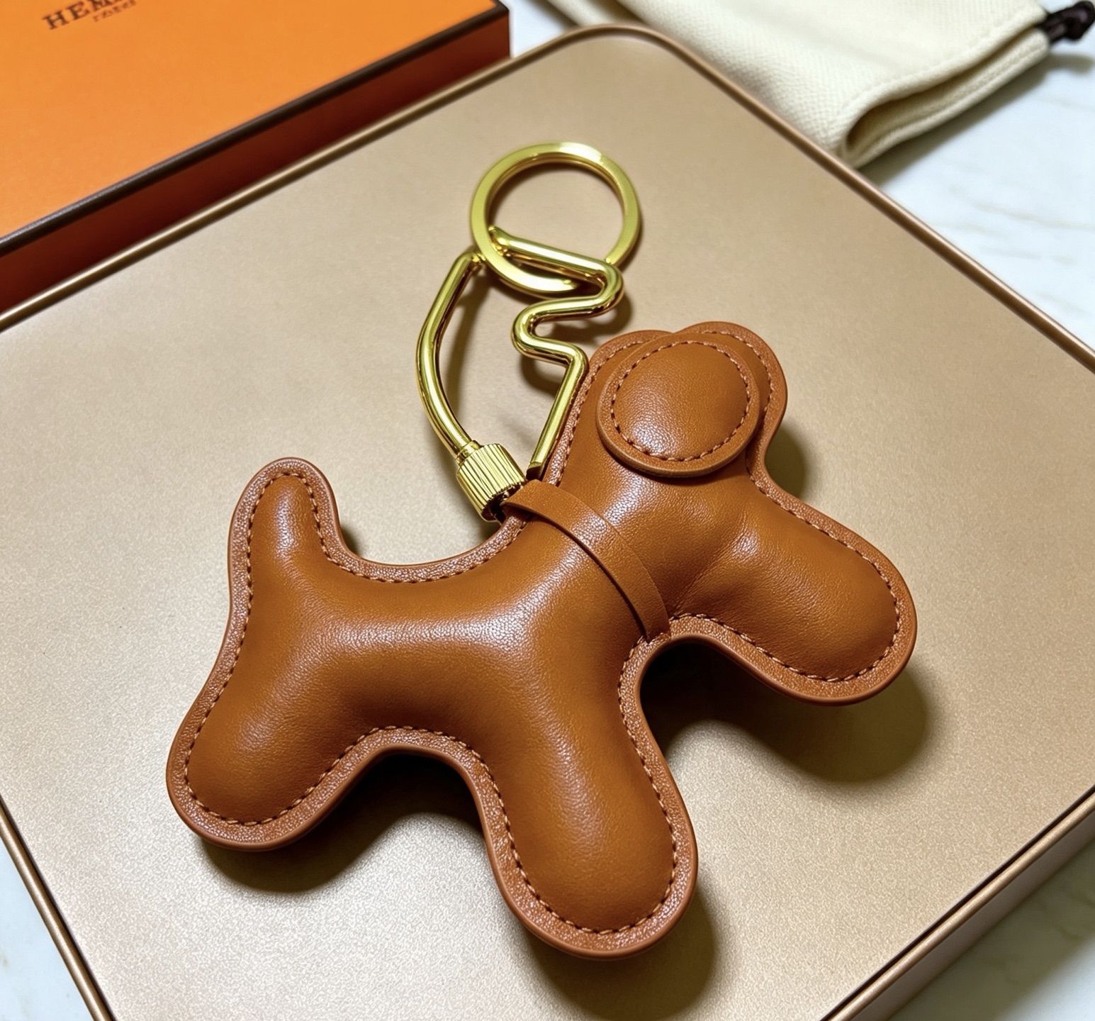 Ciondolo Hermes Buddy Dog in pelle, metallo tono oro, pelle liscia marrone chiaro, diametro portachiavi, lunghezza ciondolo 8 cm