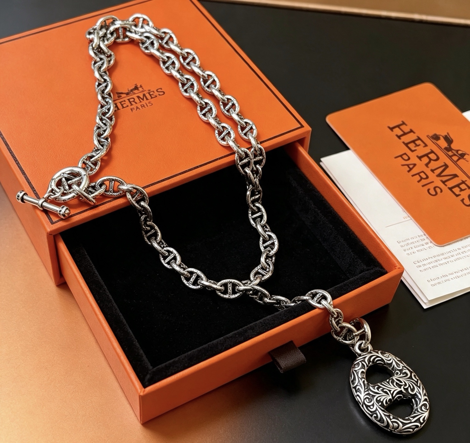 Hermes Farandole Chaine d Ancre Collana con pendente inciso Argento sterling anticato con volute incise senza pietre preziose 50 cm