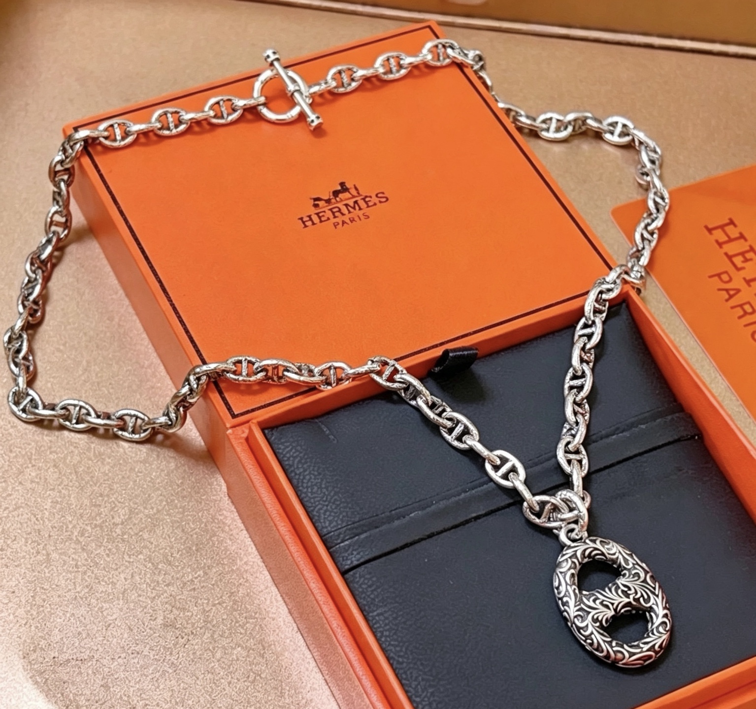 Hermes Farandole Chaine d Ancre Collana con pendente inciso Argento sterling anticato con volute incise senza pietre preziose 50 cm