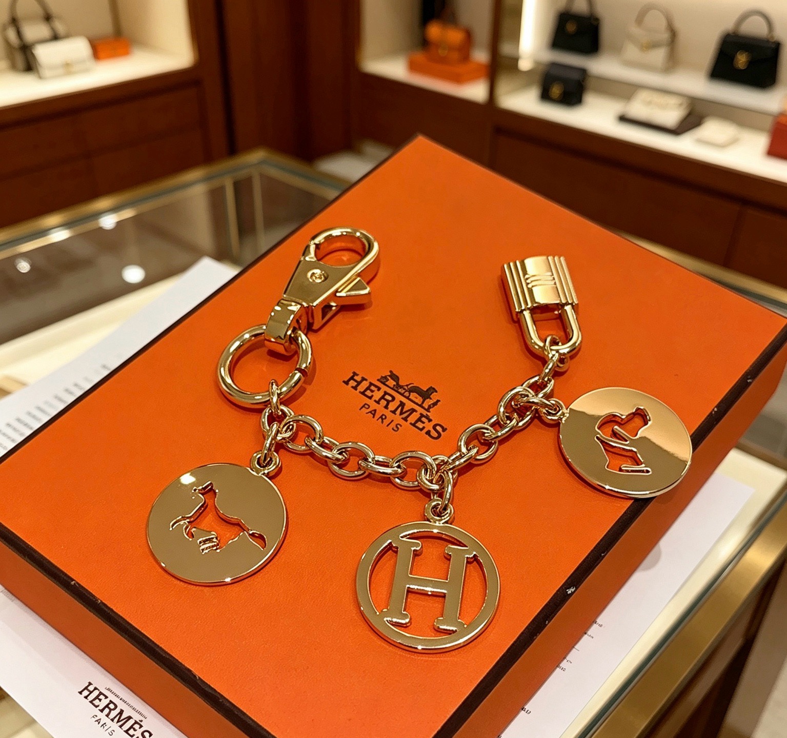 Hermes Olga Charm Chaveiro pingente Metal dourado com acabamento polido sem pedras preciosas 12cm