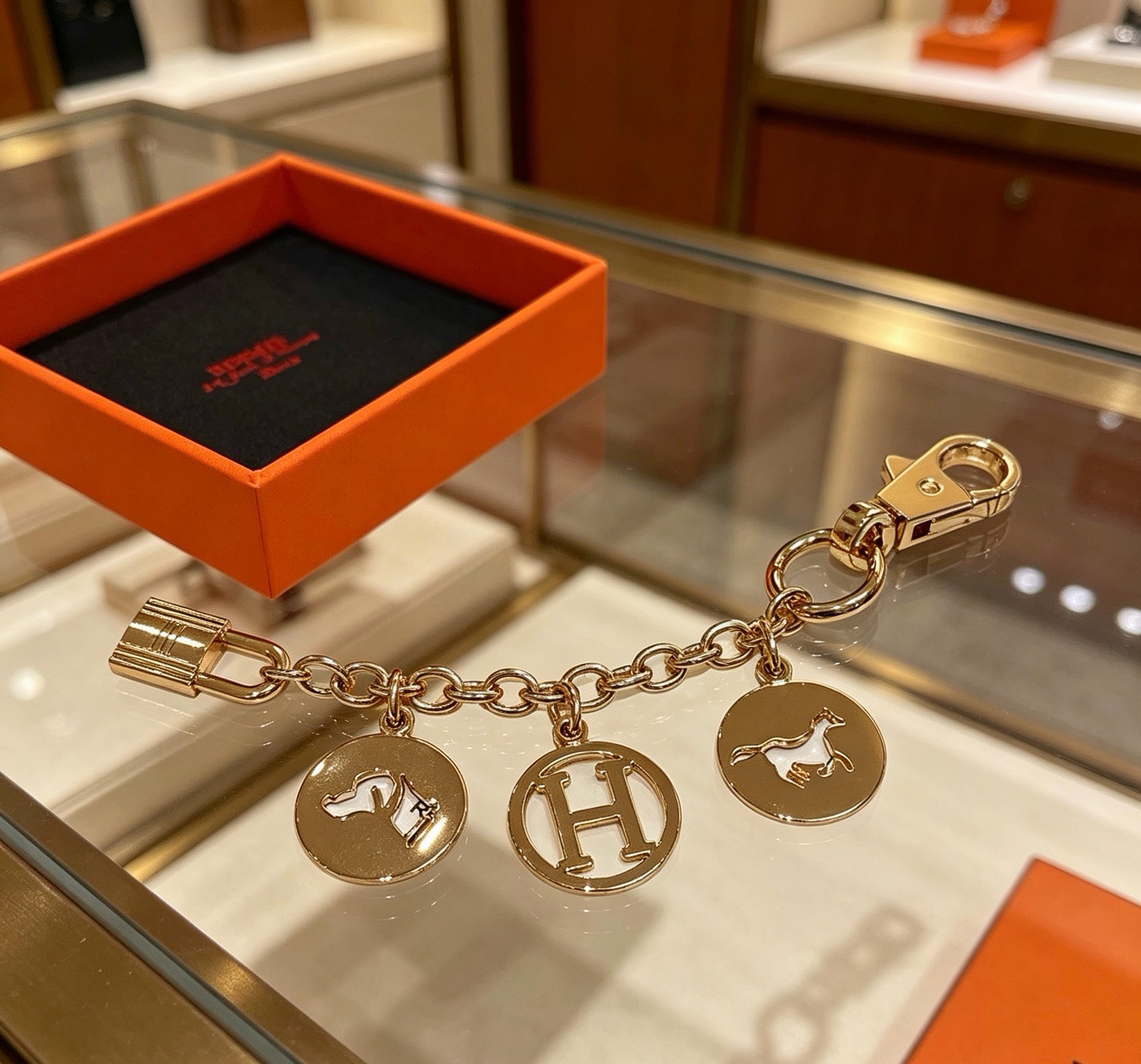 Hermes Olga Charm Chaveiro pingente Metal dourado com acabamento polido sem pedras preciosas 12cm