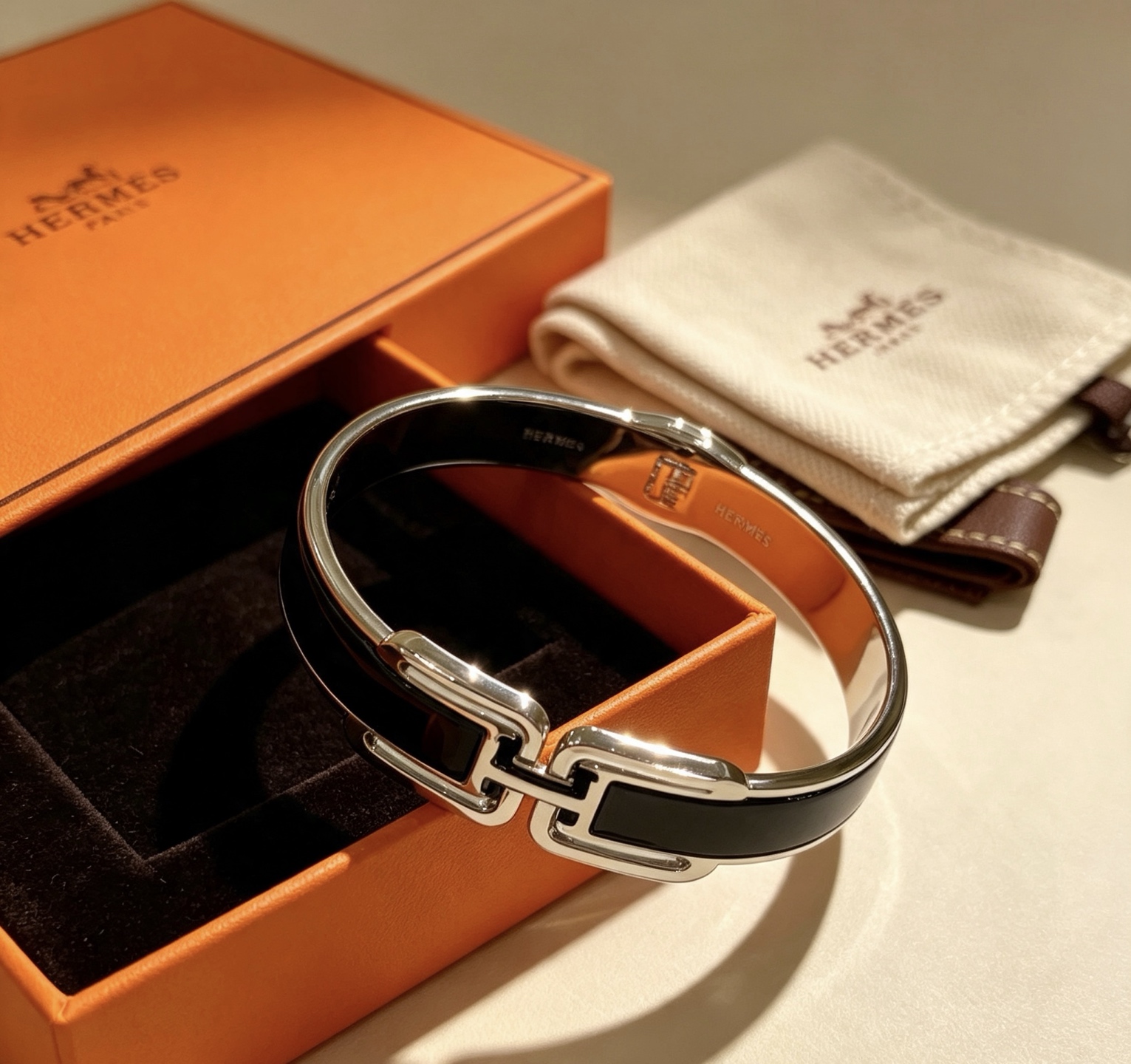 Bracciale Hermes Clic H Metallo argentato con smalto nero 17 cm