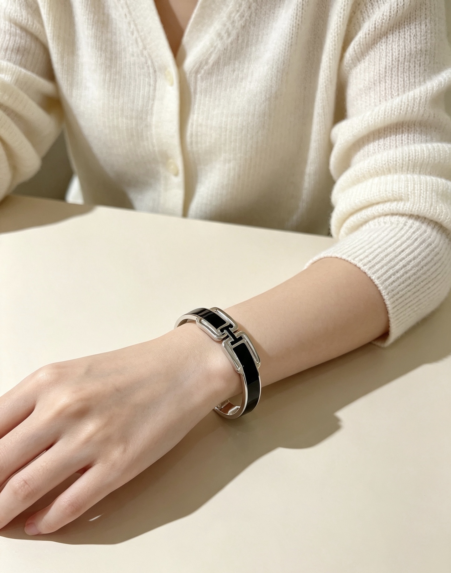 Bracciale Hermes Clic H Metallo argentato con smalto nero 17 cm