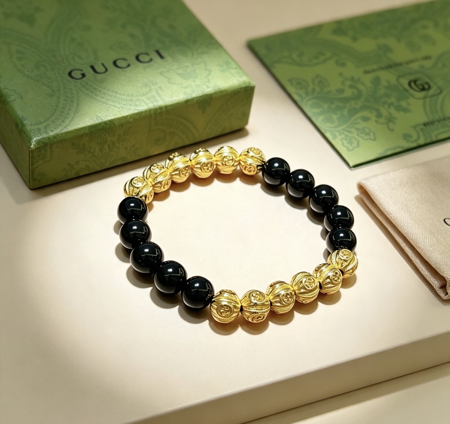 Bracelet Gucci Anger Forest métal doré avec perles d'onyx noir 18cm