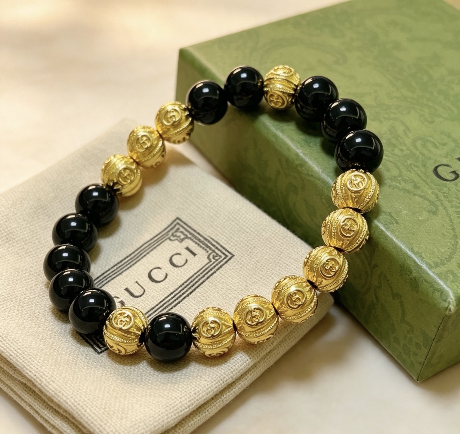 Bracelet Gucci Anger Forest métal doré avec perles d'onyx noir 18cm