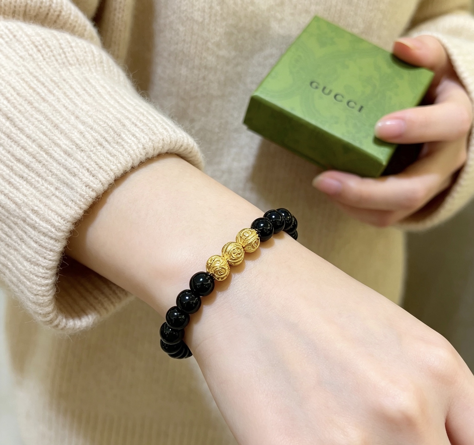Bracelet Gucci Anger Forest métal doré avec perles d'onyx noir 18cm
