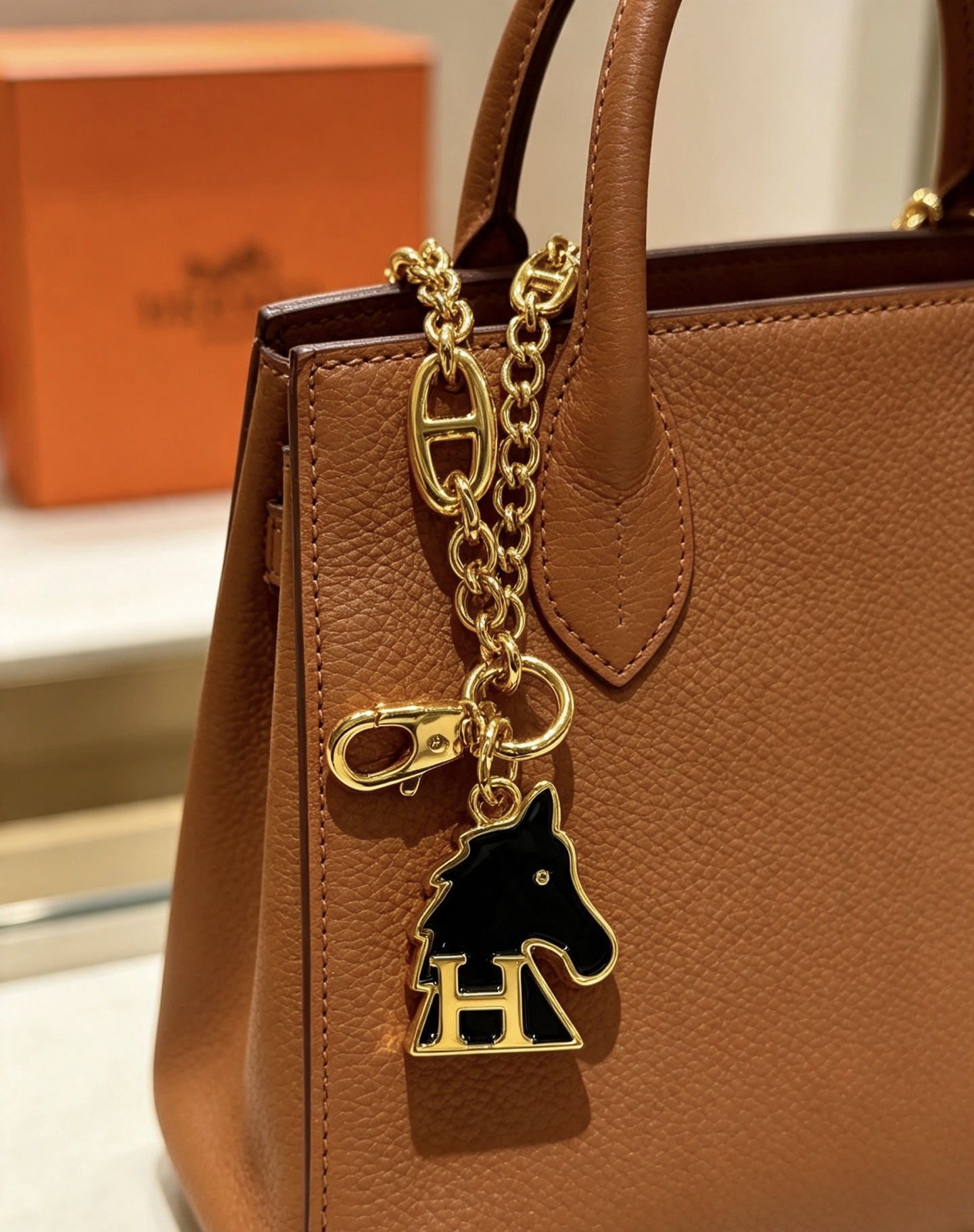 Hermes Cheval H Bag Charm Ciondolo a catena in metallo color oro con smalto nero, lunghezza della catena di 16 cm