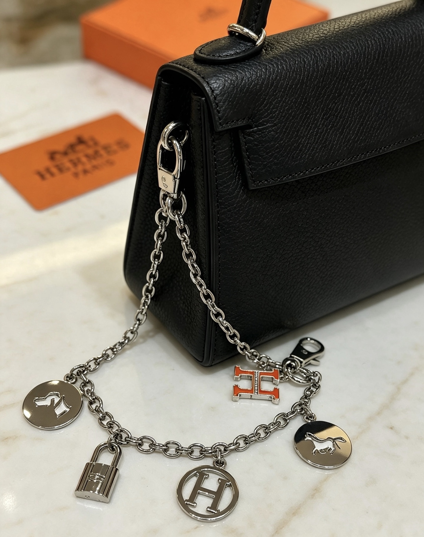 Ciondolo Hermes Olga Multi-Charm Bag Charm Metallo color argento con accento smaltato arancione 18 cm