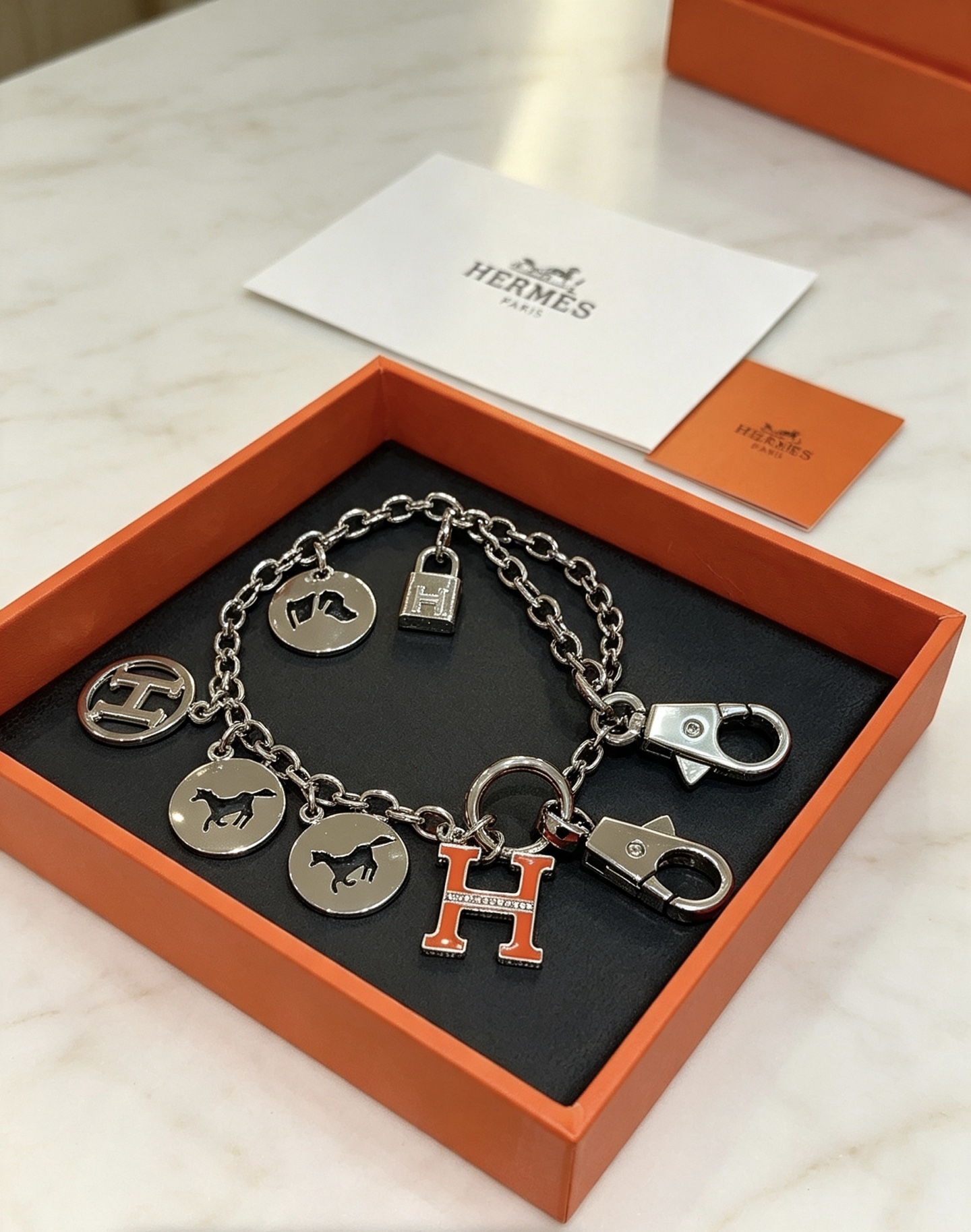 Ciondolo Hermes Olga Multi-Charm Bag Charm Metallo color argento con accento smaltato arancione 18 cm