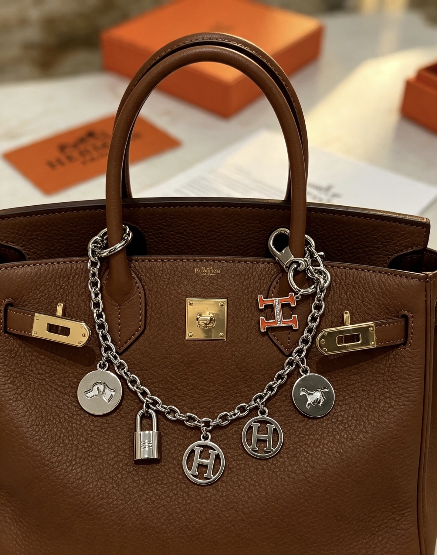 Ciondolo Hermes Olga Multi-Charm Bag Charm Metallo color argento con accento smaltato arancione 18 cm
