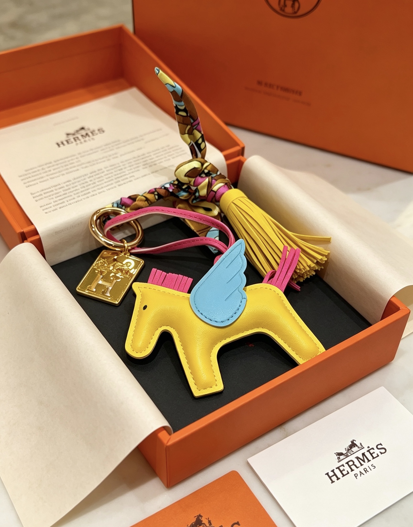 Ciondolo Hermes Rodeo Pegase Charm Pelle di agnello gialla con ali azzurre coda di criniera fucsia Logo H color oro hardware accento twilly di seta multicolore nappa in pelle gialla 8 cm