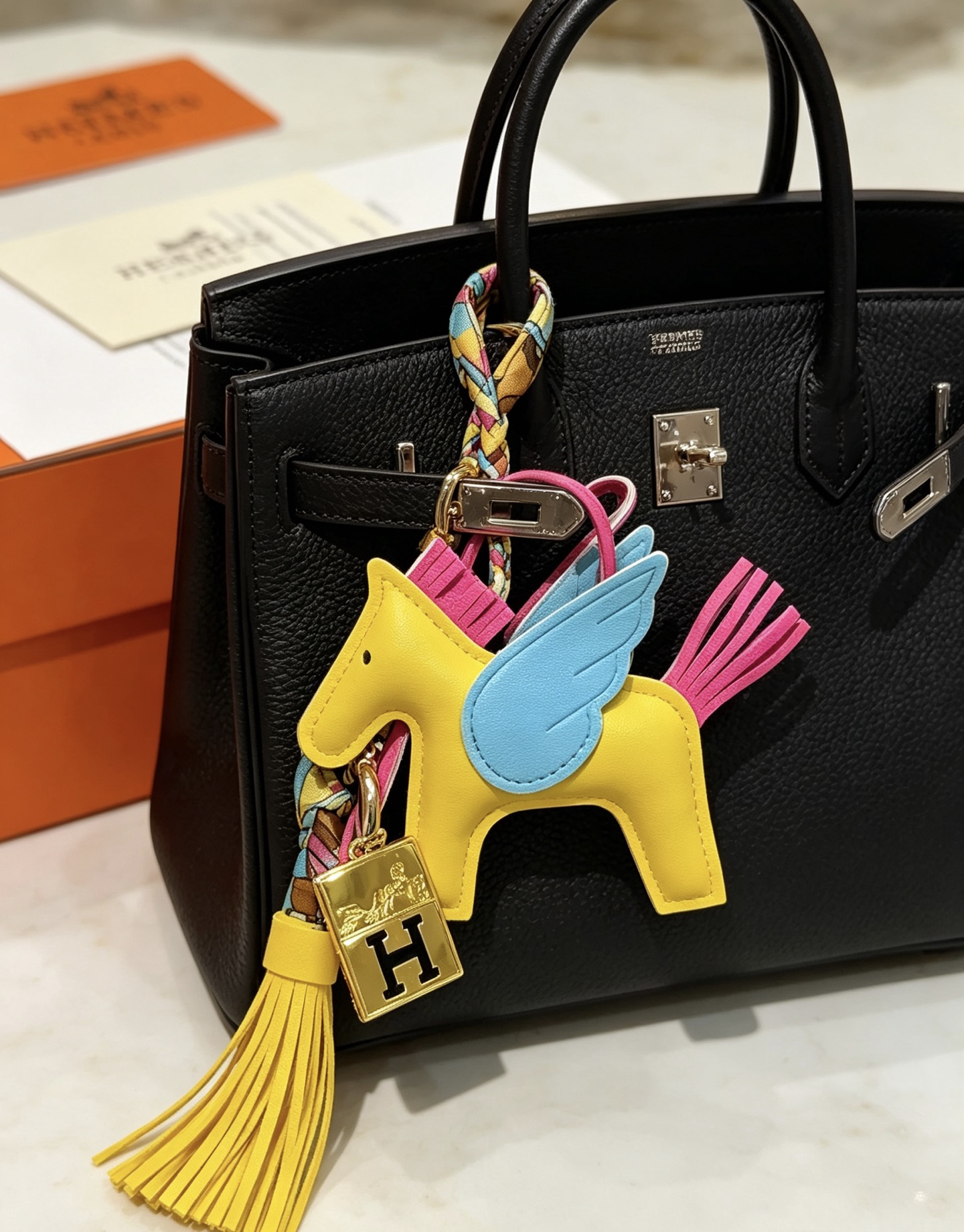 Ciondolo Hermes Rodeo Pegase Charm Pelle di agnello gialla con ali azzurre coda di criniera fucsia Logo H color oro hardware accento twilly di seta multicolore nappa in pelle gialla 8 cm