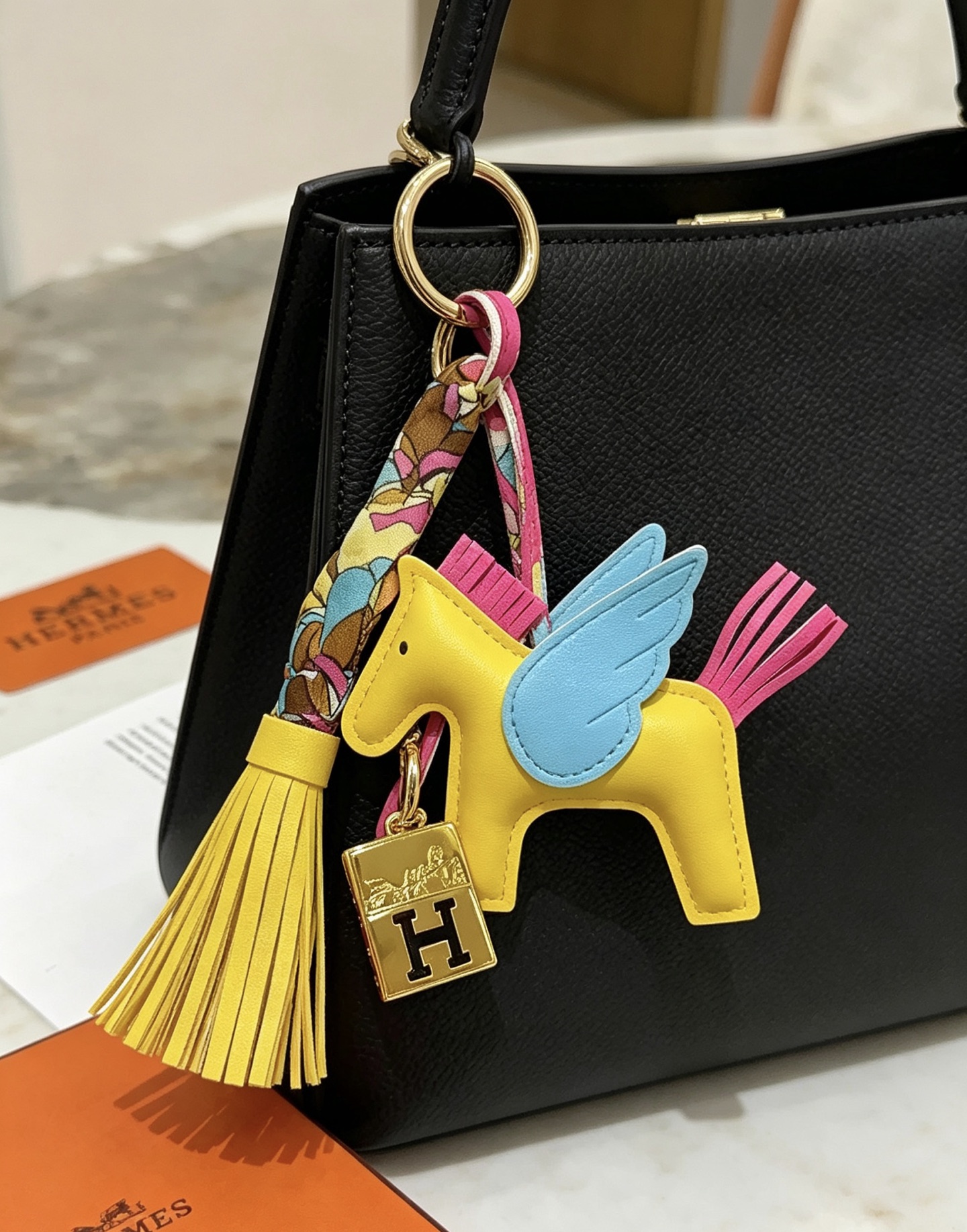 Ciondolo Hermes Rodeo Pegase Charm Pelle di agnello gialla con ali azzurre coda di criniera fucsia Logo H color oro hardware accento twilly di seta multicolore nappa in pelle gialla 8 cm