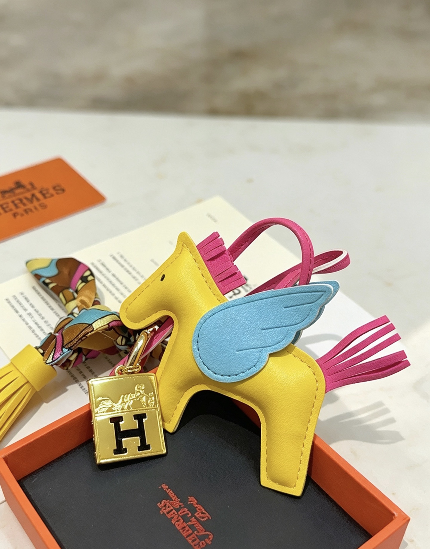 Ciondolo Hermes Rodeo Pegase Charm Pelle di agnello gialla con ali azzurre coda di criniera fucsia Logo H color oro hardware accento twilly di seta multicolore nappa in pelle gialla 8 cm