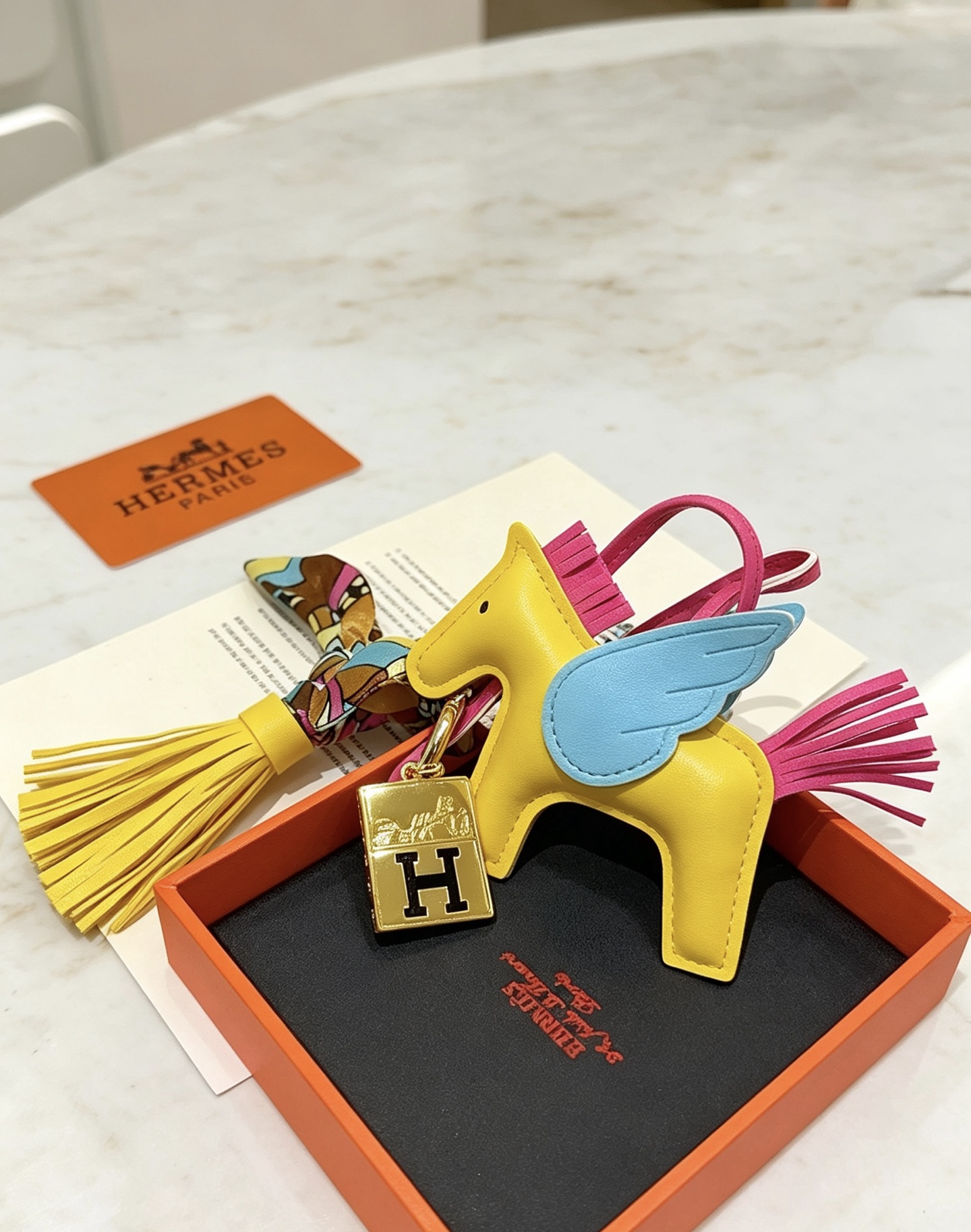 Ciondolo Hermes Rodeo Pegase Charm Pelle di agnello gialla con ali azzurre coda di criniera fucsia Logo H color oro hardware accento twilly di seta multicolore nappa in pelle gialla 8 cm