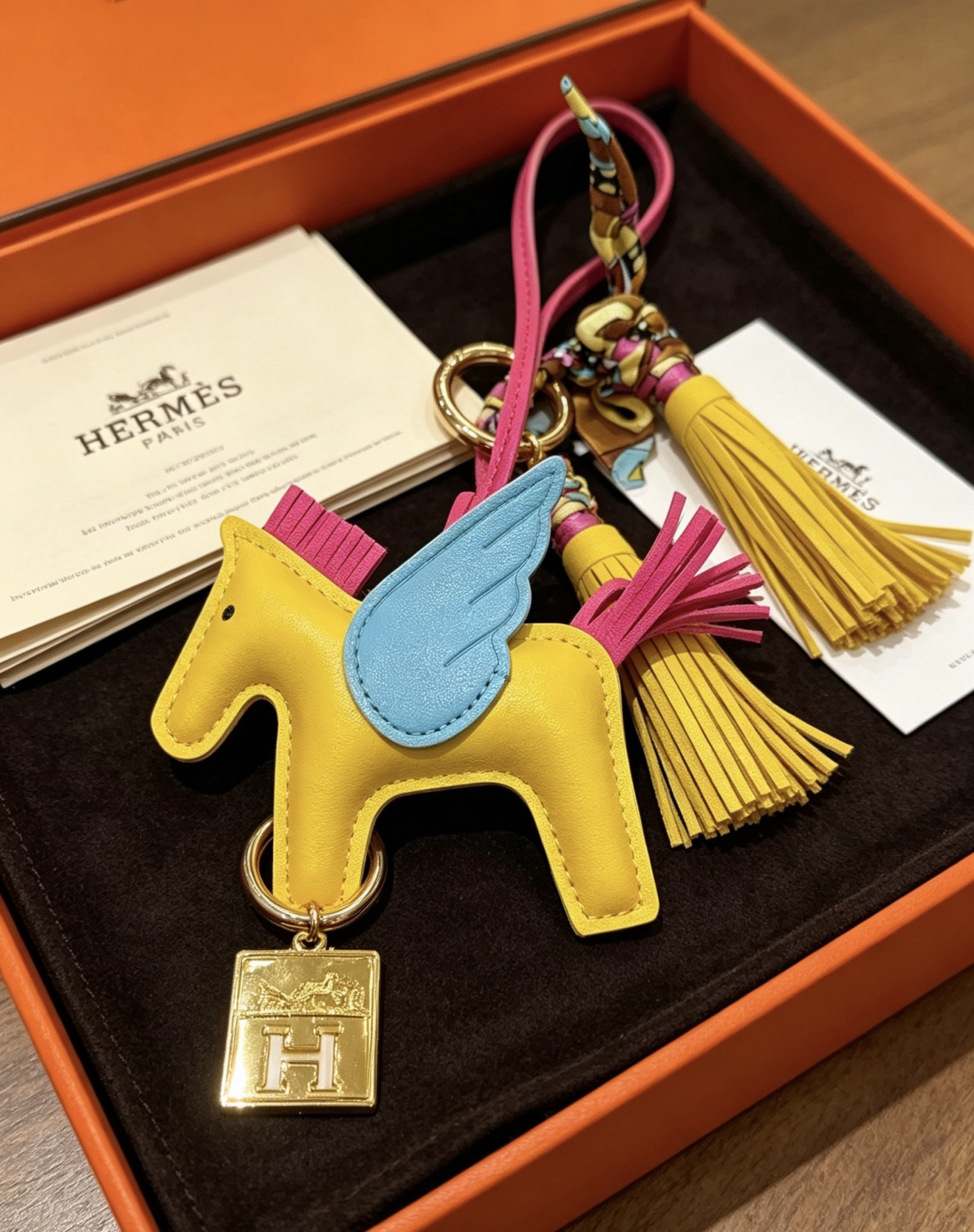 Ciondolo Hermes Rodeo Pegase Charm Pelle di agnello gialla con ali azzurre coda di criniera fucsia Logo H color oro hardware accento twilly di seta multicolore nappa in pelle gialla 8 cm