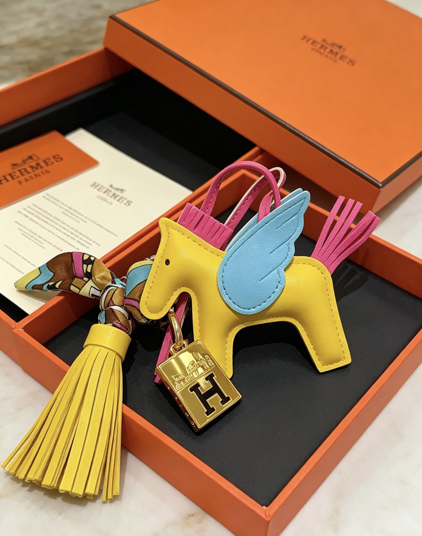 Ciondolo Hermes Rodeo Pegase Charm Pelle di agnello gialla con ali azzurre coda di criniera fucsia Logo H color oro hardware accento twilly di seta multicolore nappa in pelle gialla 8 cm