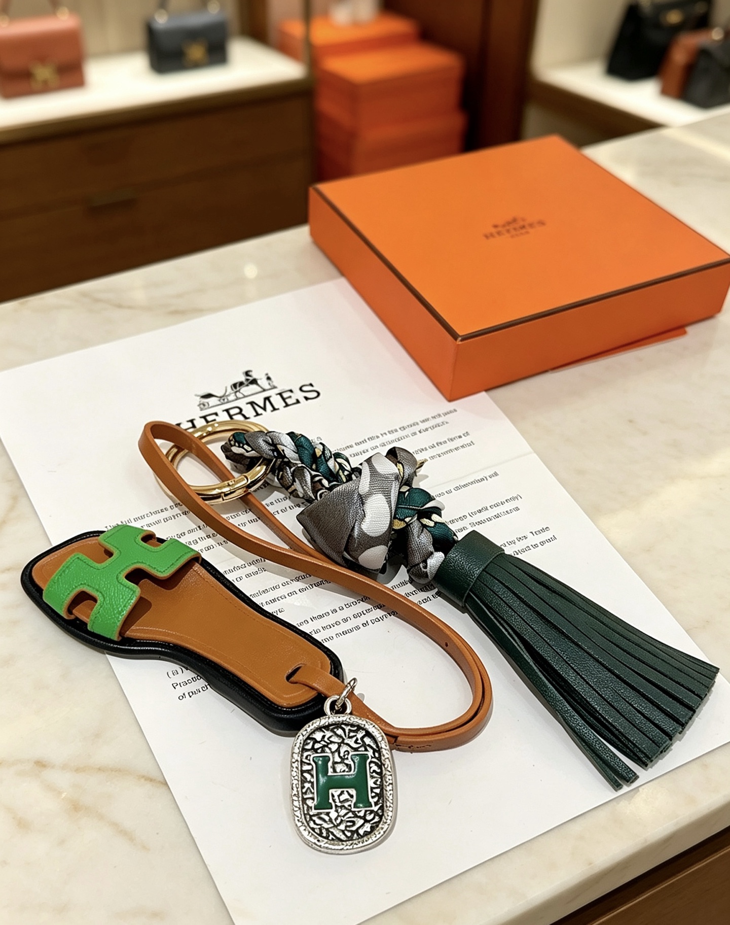 Hermes Oran Sandalo Borsa con nappa Ciondolo con ciondolo Metallo color oro pelle marrone chiaro pelle verde brillante pelle verde scuro seta a pois grigi metallo argentato con smalto verde Dettaglio H 12 cm lunghezza totale