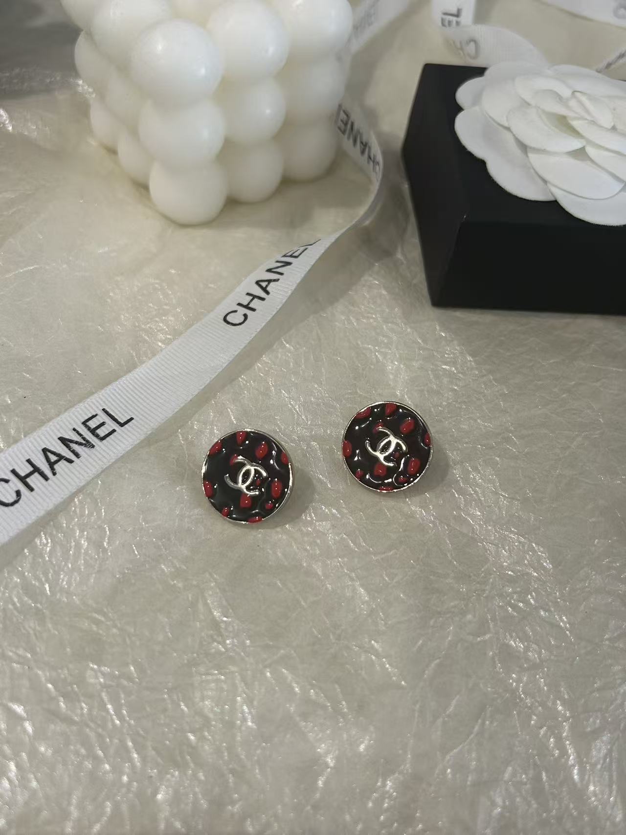 Chanel 26A CC Logo Round Stud Earrings earrings silver-tone metal with black enamel and red enamel accents 1 5cm diameter