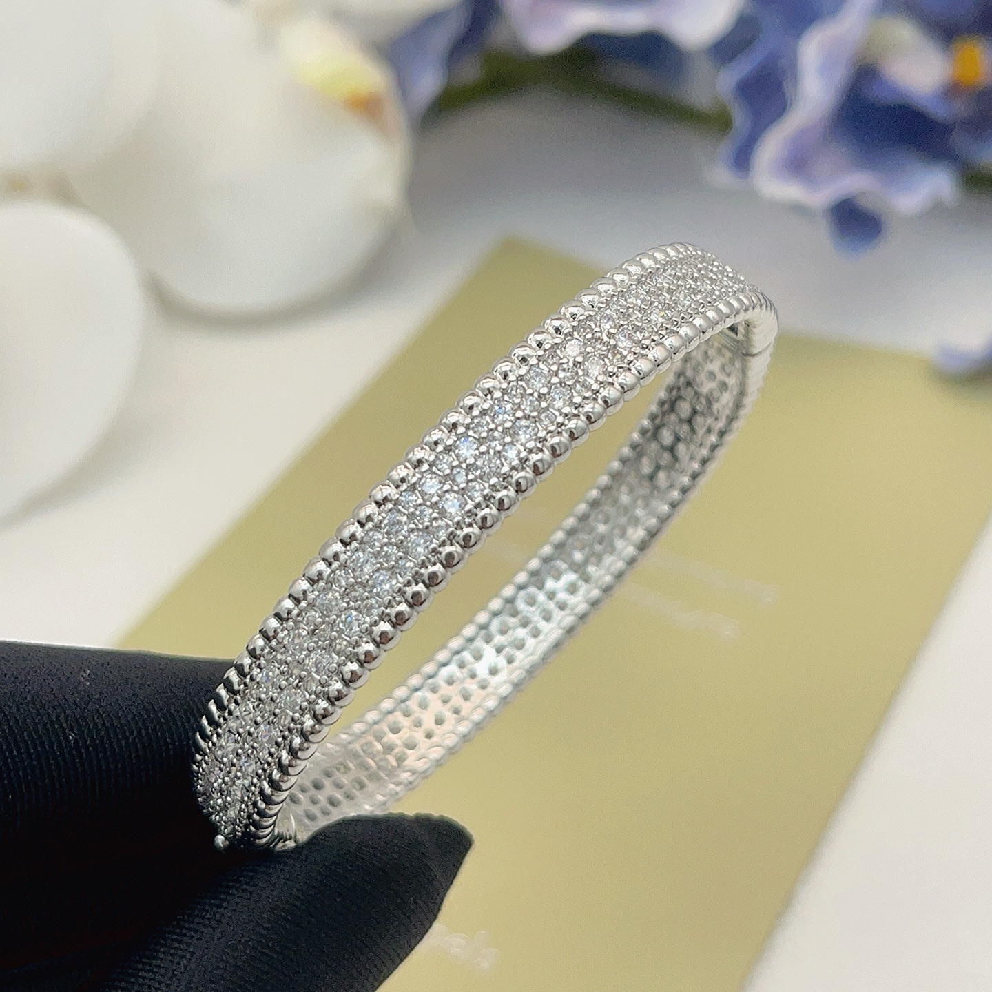 Bracciale Van Cleef Arpels Perlee in oro bianco con pavé di diamanti trasparenti da 17 cm