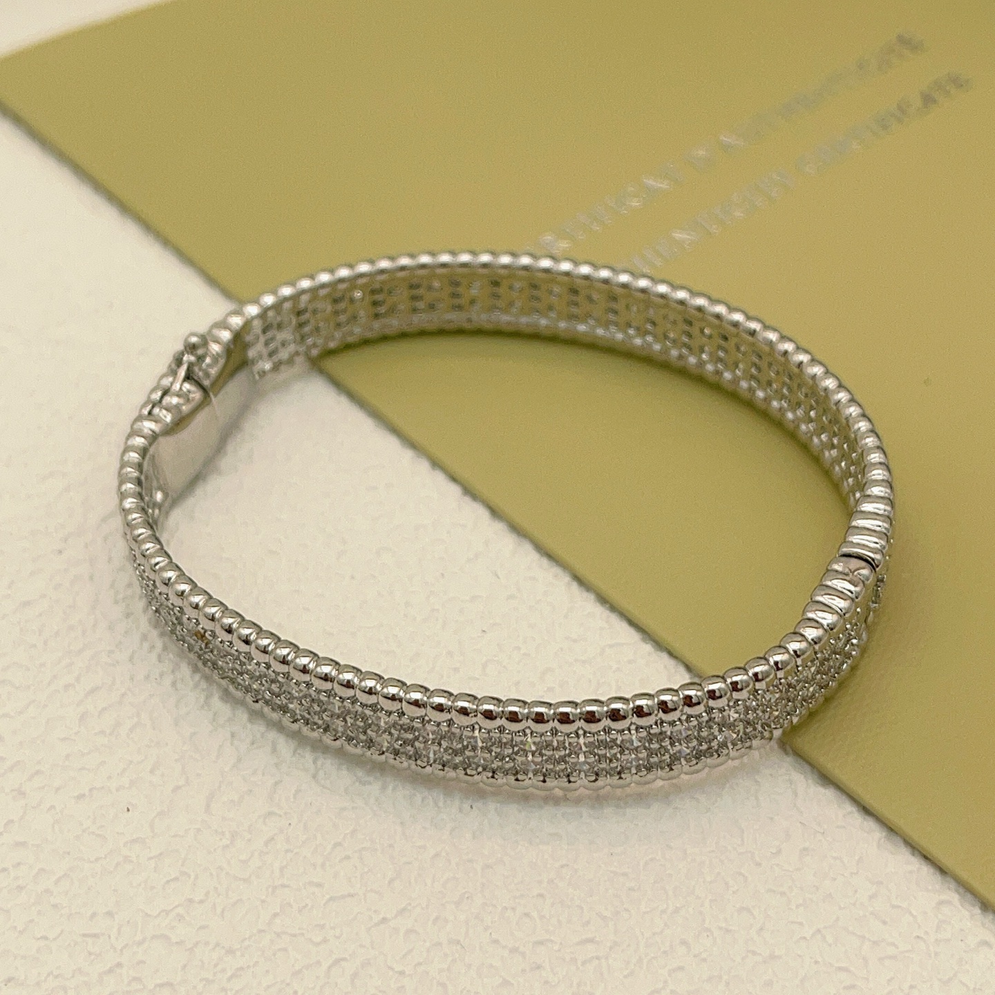 Bracciale Van Cleef Arpels Perlee in oro bianco con pavé di diamanti trasparenti da 17 cm