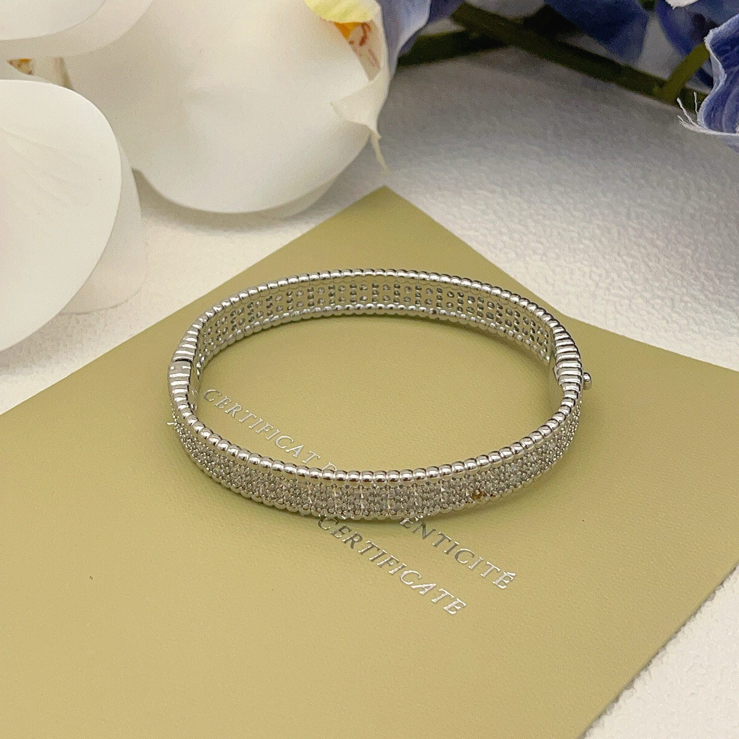 Bracciale Van Cleef Arpels Perlee in oro bianco con pavé di diamanti trasparenti da 17 cm