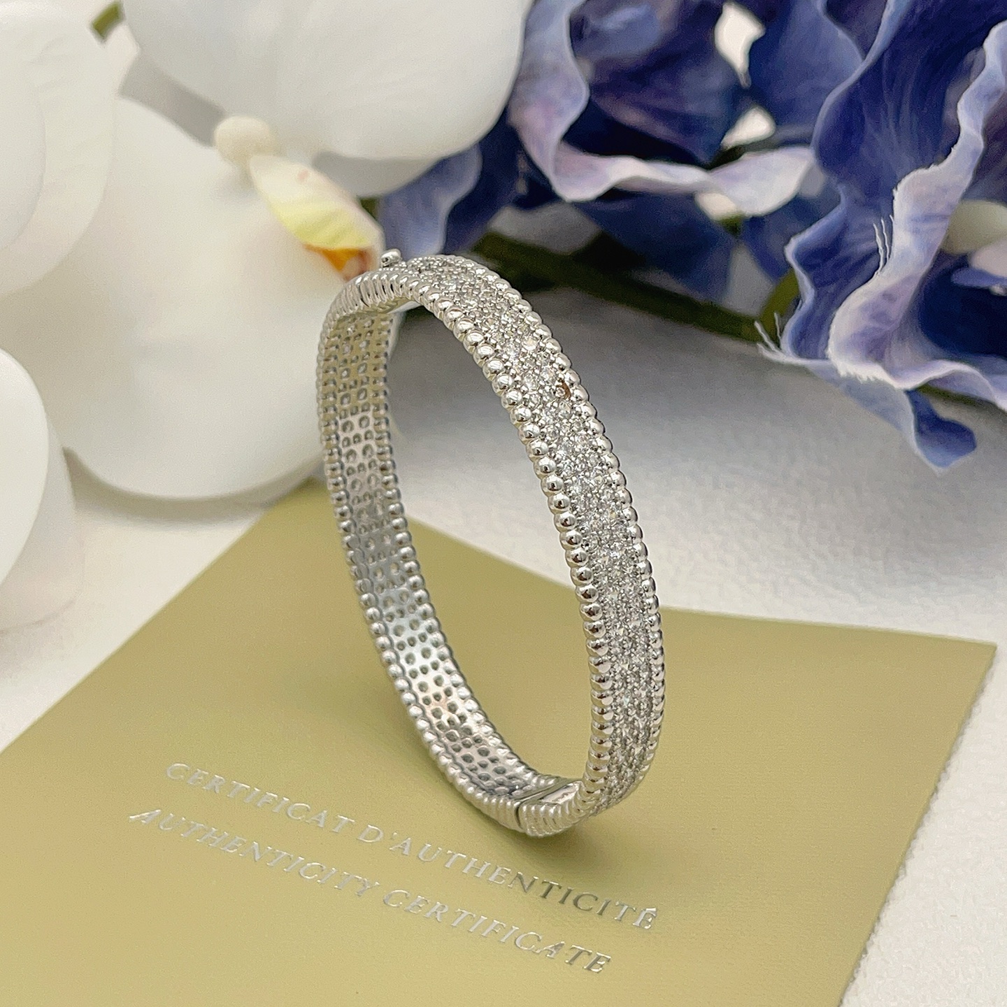 Bracciale Van Cleef Arpels Perlee in oro bianco con pavé di diamanti trasparenti da 17 cm