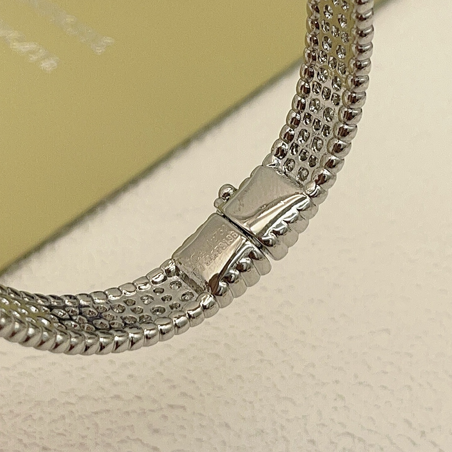 Bracciale Van Cleef Arpels Perlee in oro bianco con pavé di diamanti trasparenti da 17 cm