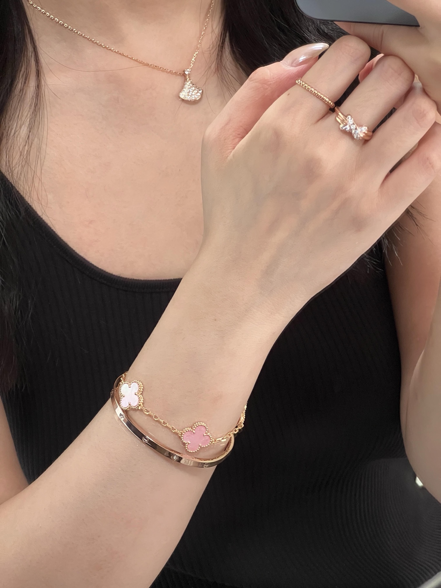 Pulsera Van Cleef Arpels Alhambra de oro rosa con motivos de tréboles de nácar rosa 17cm