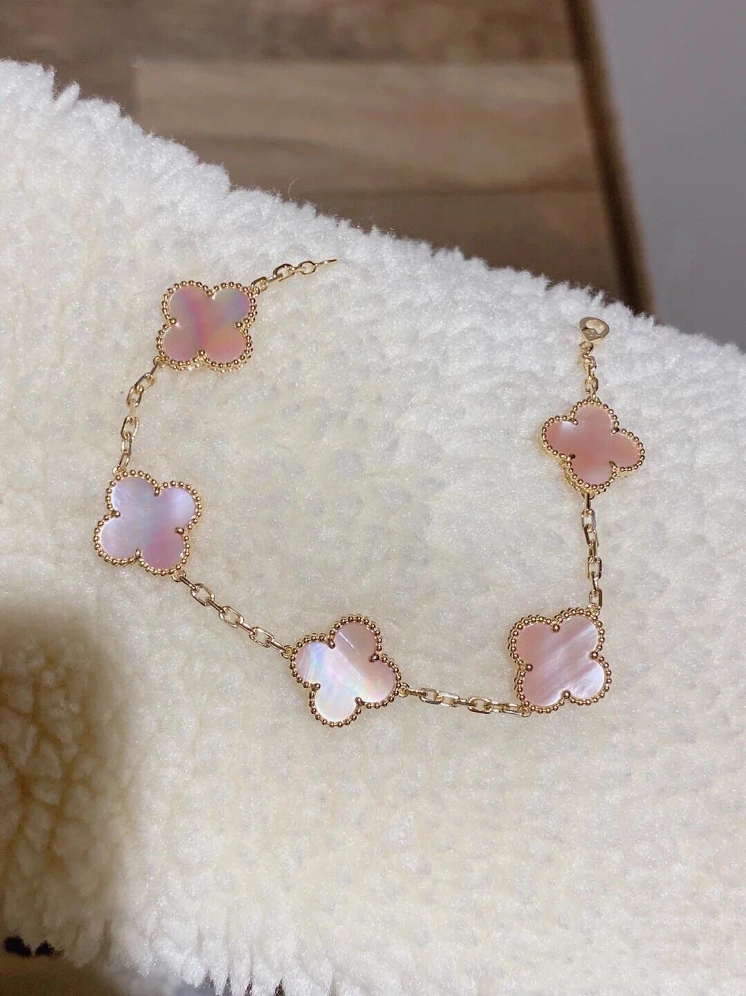 Van Cleef Arpels Alhambra bracelet Yellow gold with pink mother-of-pearl and iridescent mother-of-pearl clover motifs 18cm