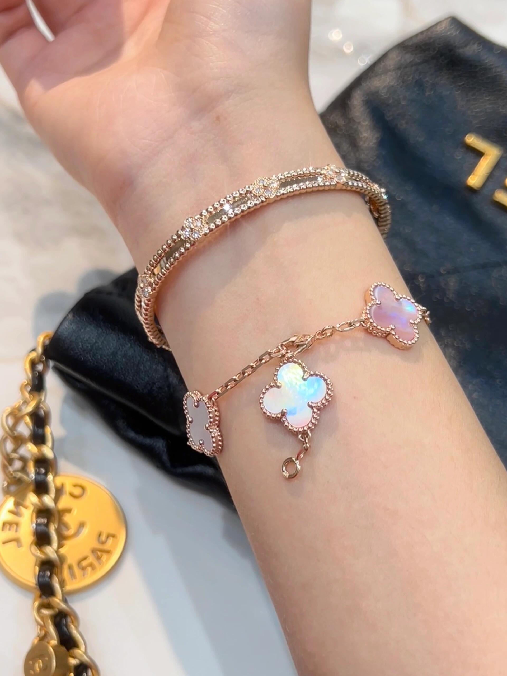 Van Cleef Arpels Alhambra bracelet Yellow gold with pink mother-of-pearl and iridescent mother-of-pearl clover motifs 18cm