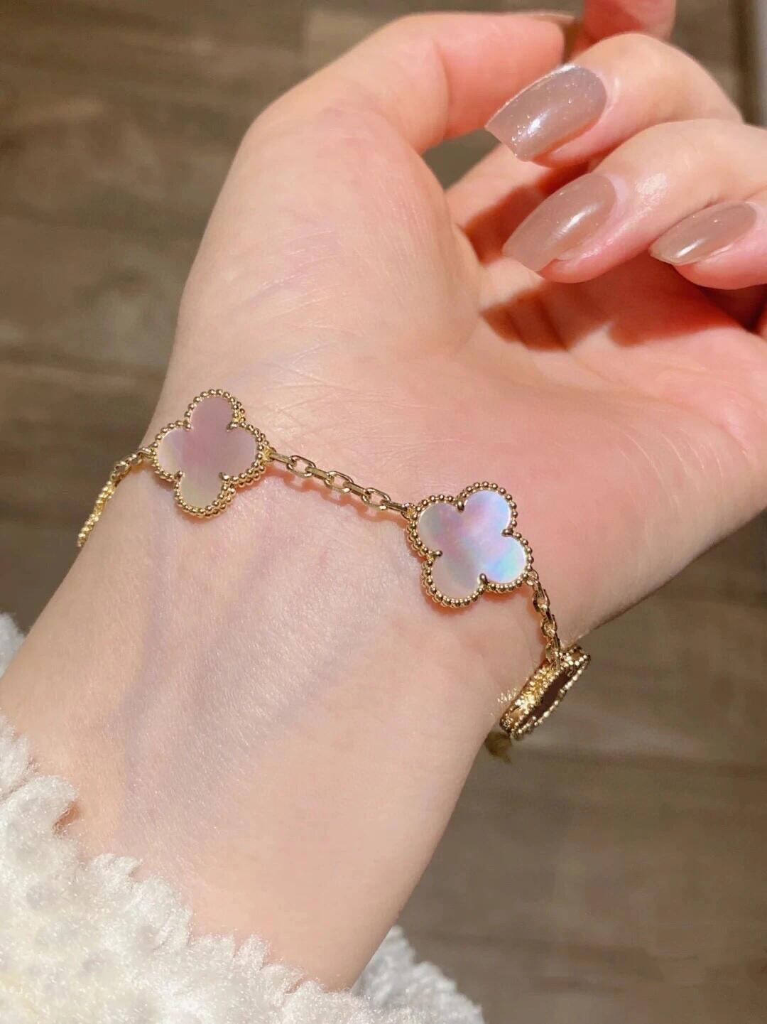 Van Cleef Arpels Alhambra bracelet Yellow gold with pink mother-of-pearl and iridescent mother-of-pearl clover motifs 18cm