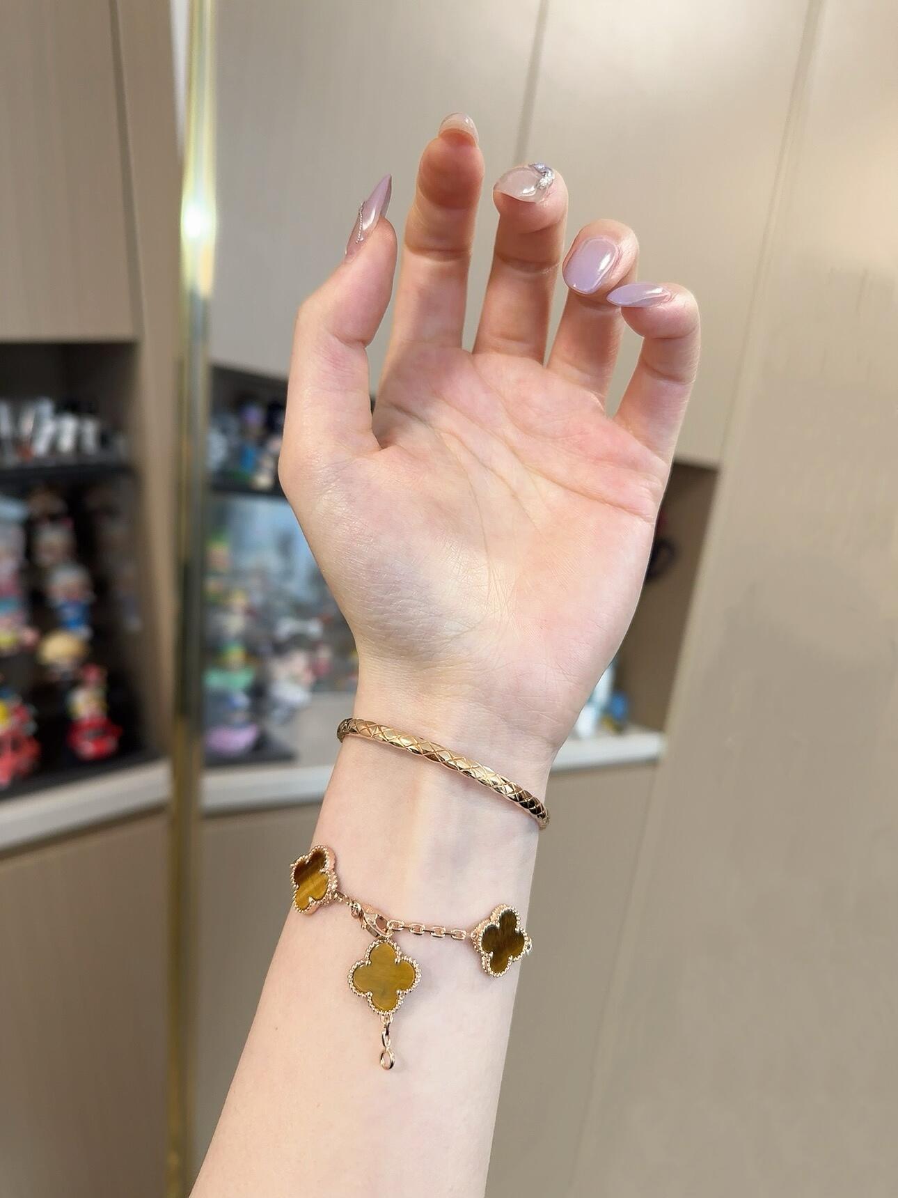 Van Cleef Arpels Vintage Alhambra necklace yellow gold tiger s eye 42cm