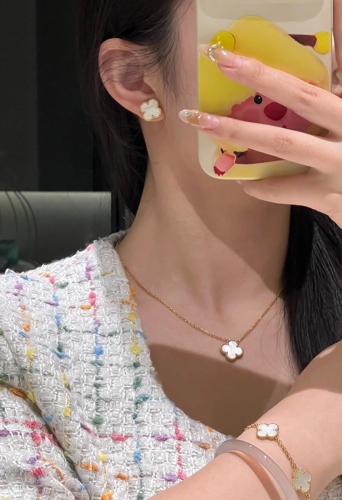 Bracciale Van Cleef Arpels Alhambra in oro giallo con motivi di trifoglio in madreperla bianca 19 cm