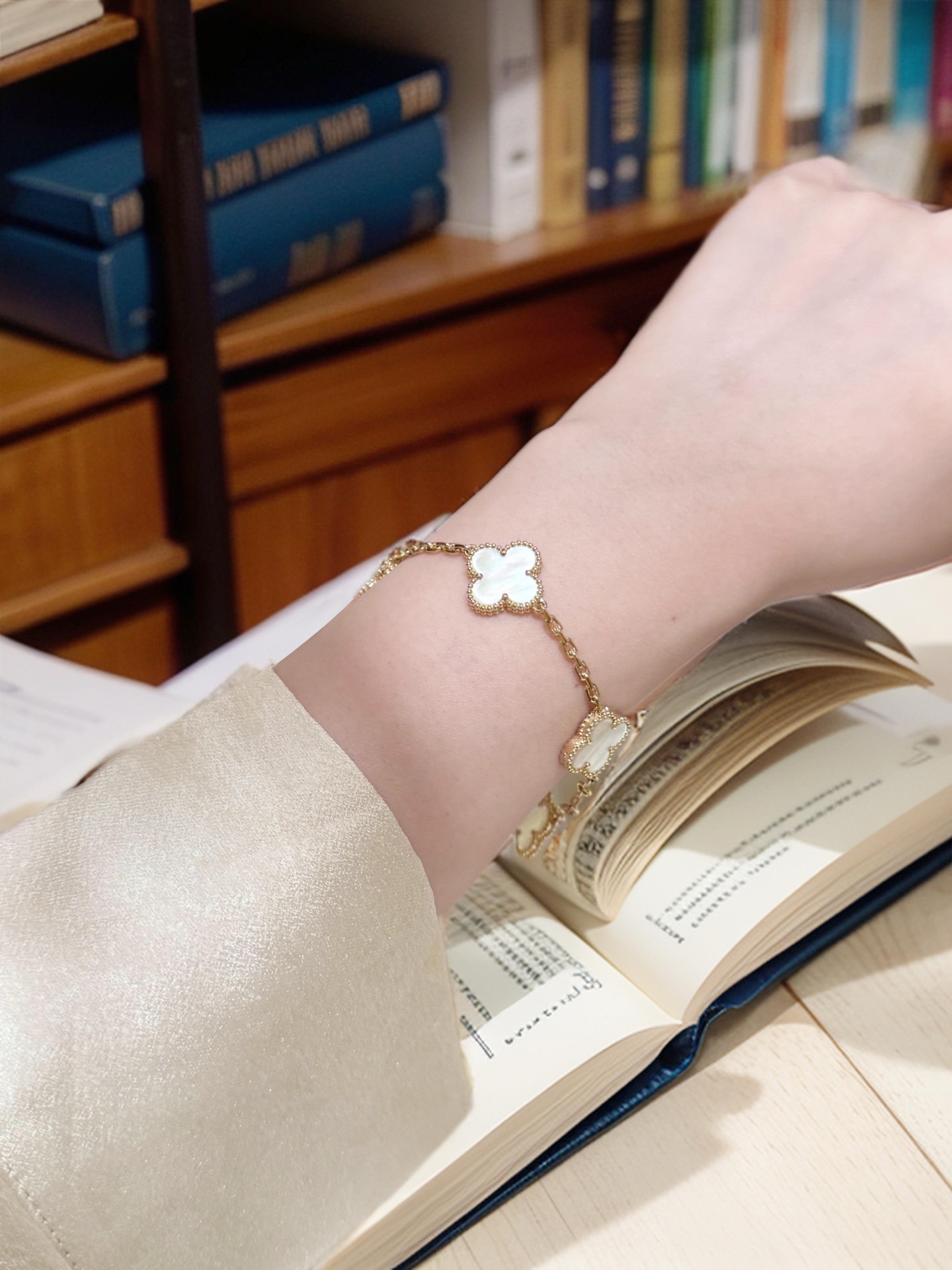 Bracciale Van Cleef Arpels Alhambra in oro giallo con motivi di trifoglio in madreperla bianca 19 cm