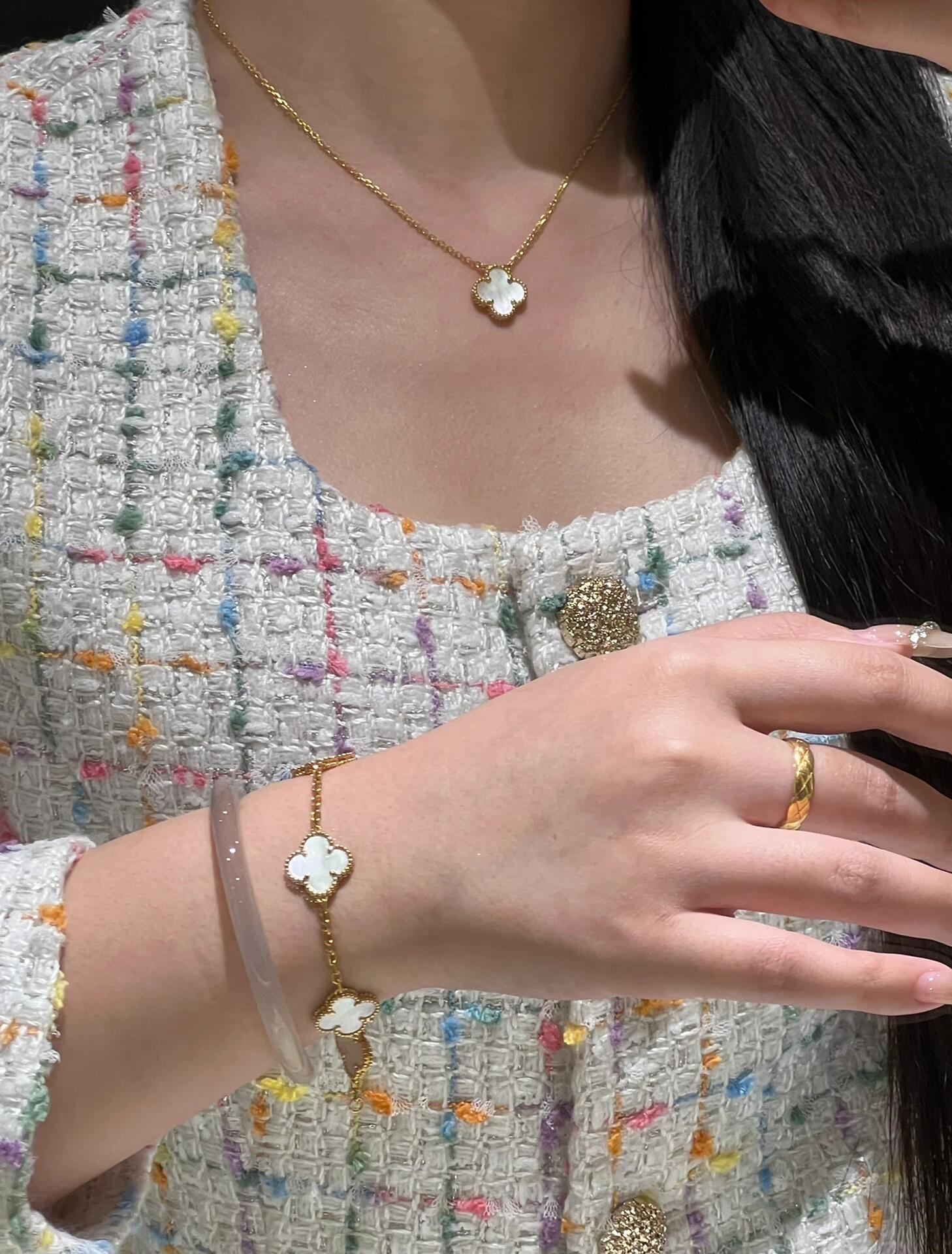Bracciale Van Cleef Arpels Alhambra in oro giallo con motivi di trifoglio in madreperla bianca 19 cm