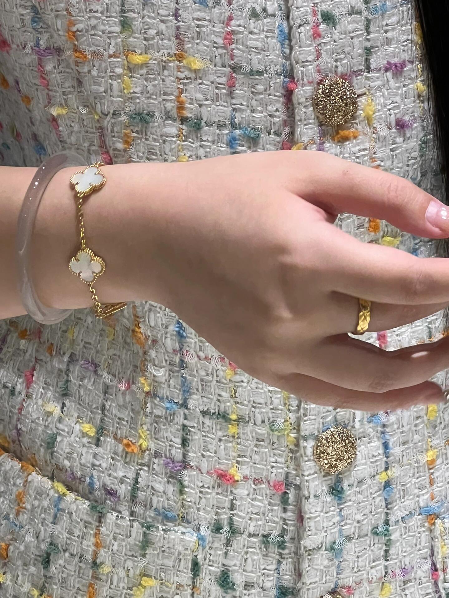 Bracciale Van Cleef Arpels Alhambra in oro giallo con motivi di trifoglio in madreperla bianca 19 cm